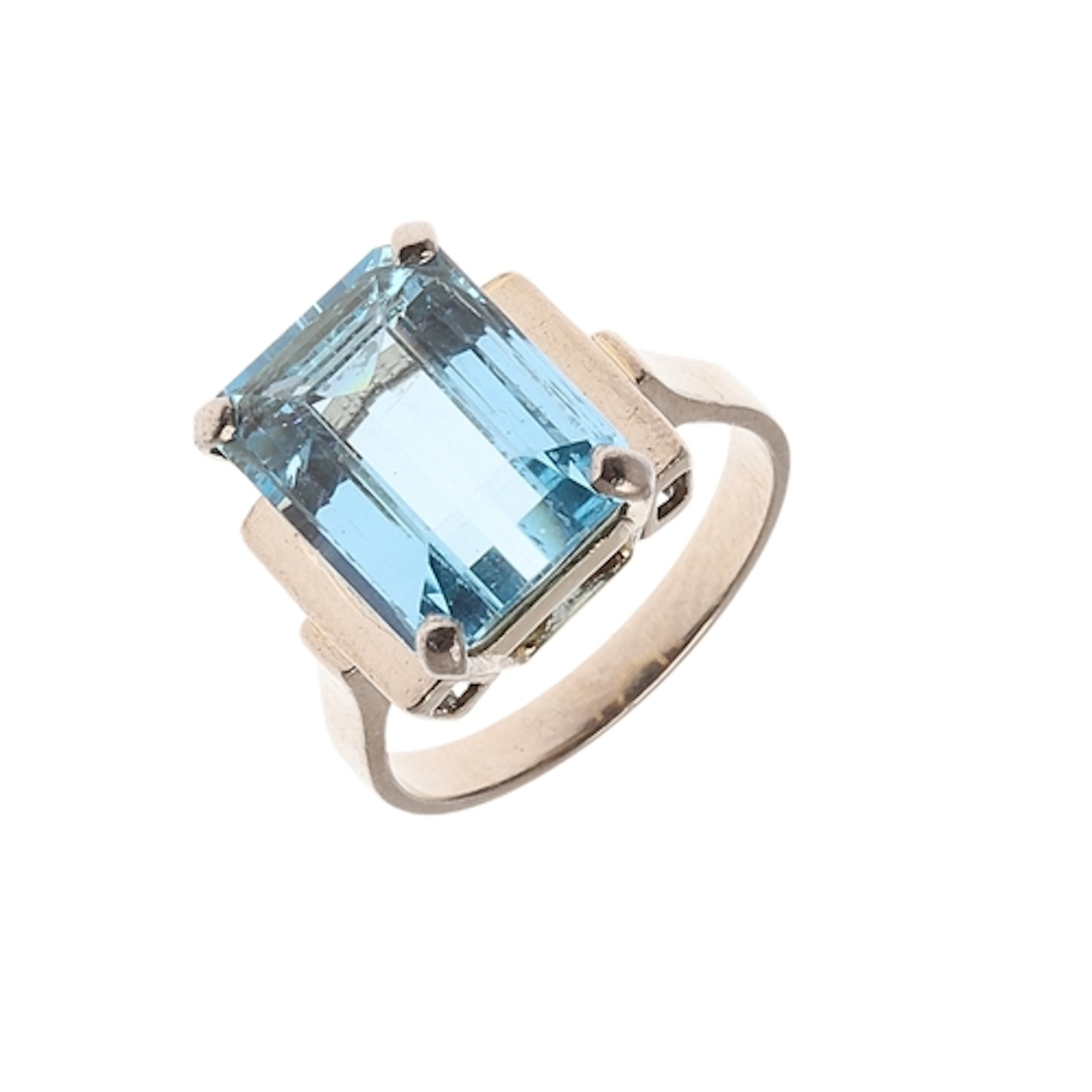 AN AQUAMARINE SINGLE STONE RING. mounted with a step-cut aqu...