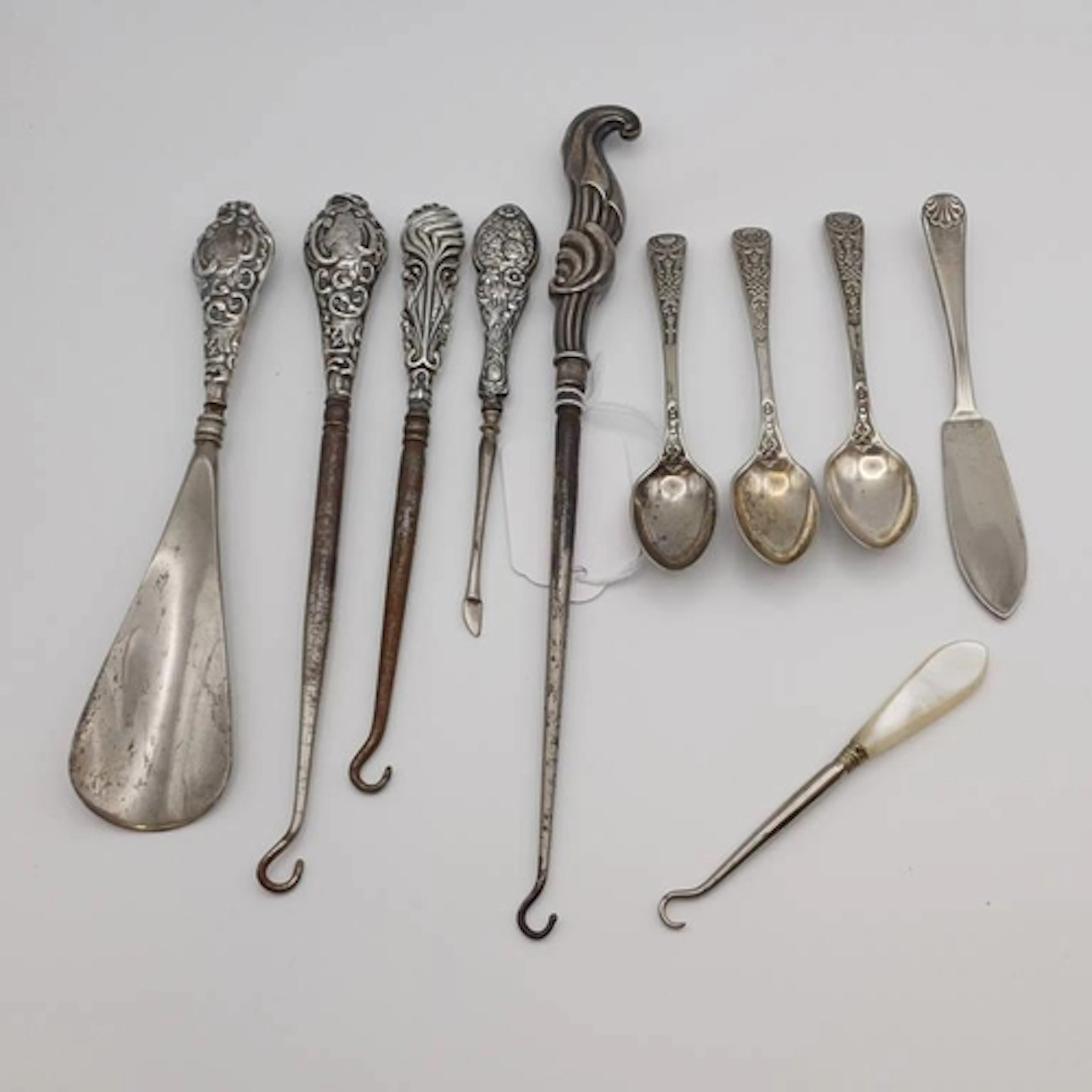 4 SILVER HANDLED BUTTON HOOKS, A SILVER HANDLED SHOE HORN, S...