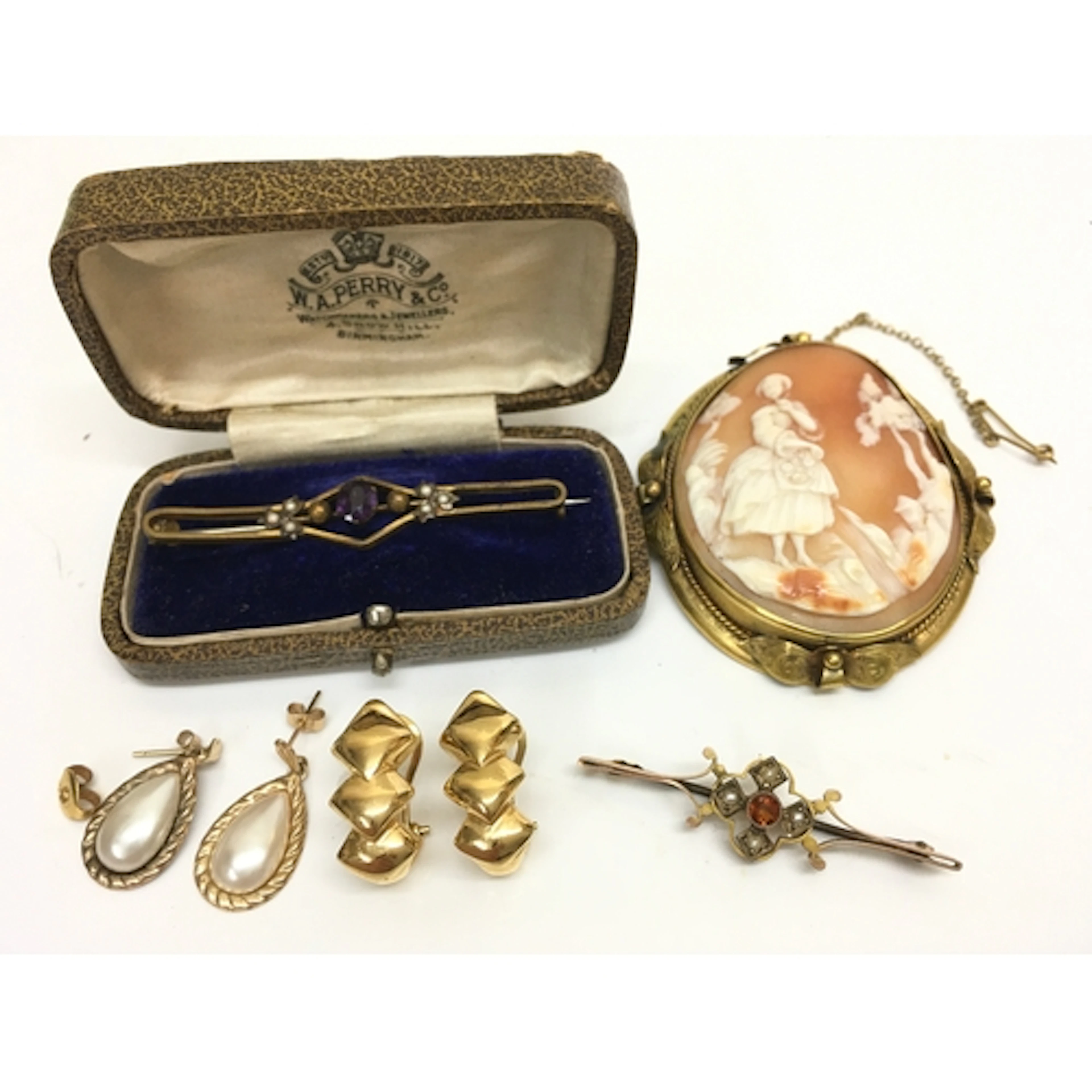 A Collection of jewellery including a pair of 9ct gold pearl...