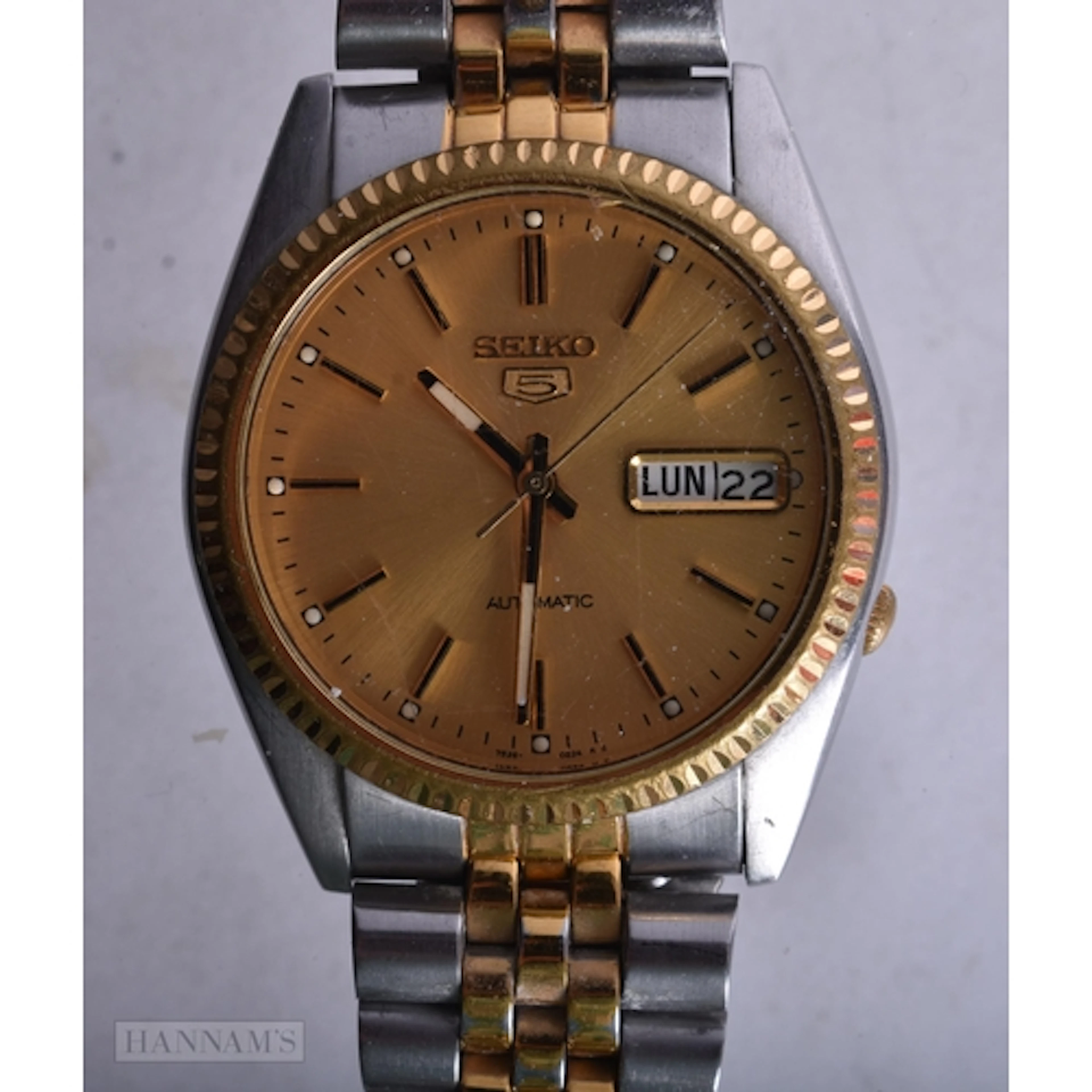 A SEIKO WRIST WATCH. Running. 3.5 cm wide.