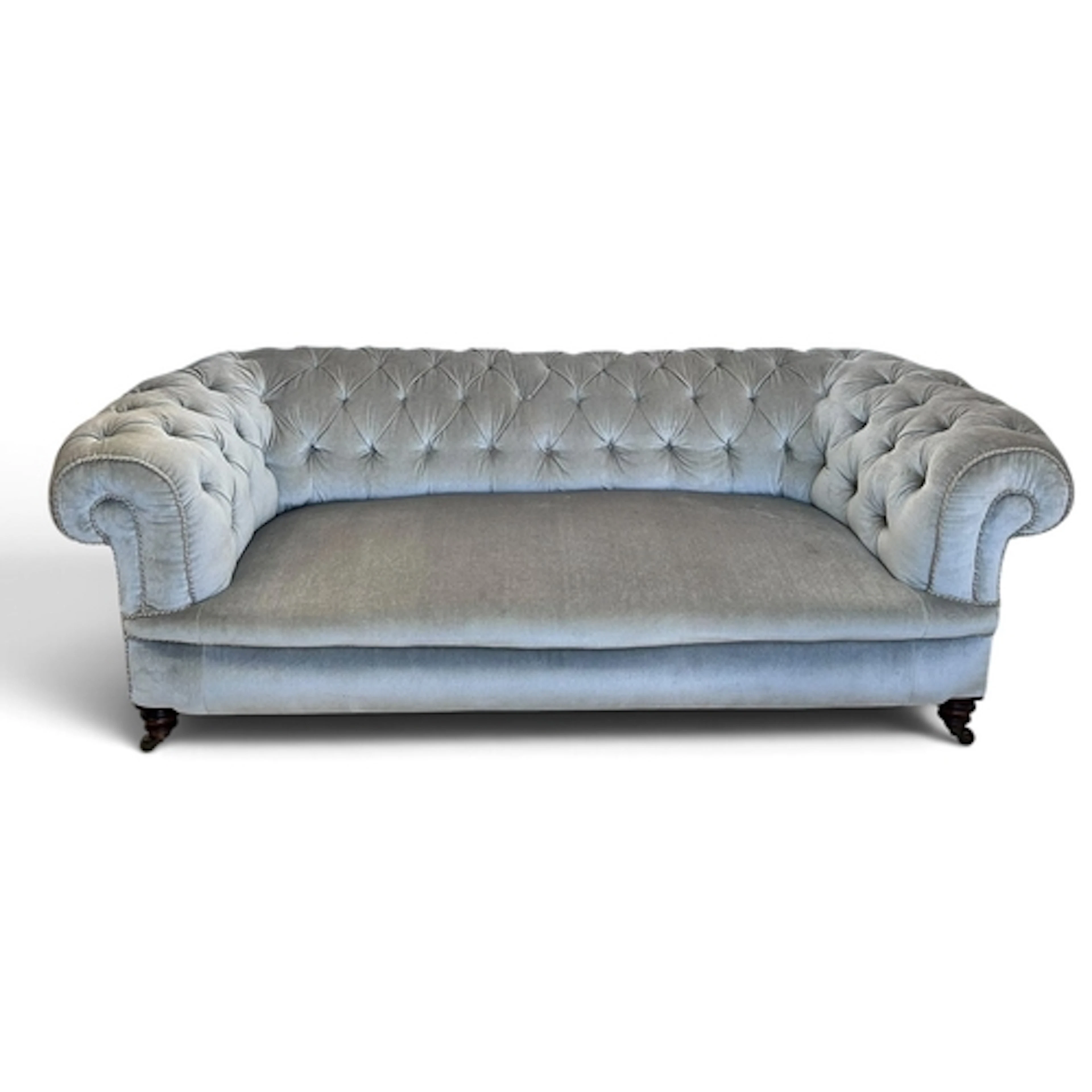 A VICTORIAN CHESTERFIELD SOFA WITH TURNED FRONT LEGS 200 x 9...