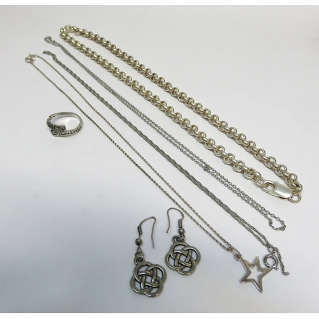 Heavy silver chain and a small quantity of other silver jewe...