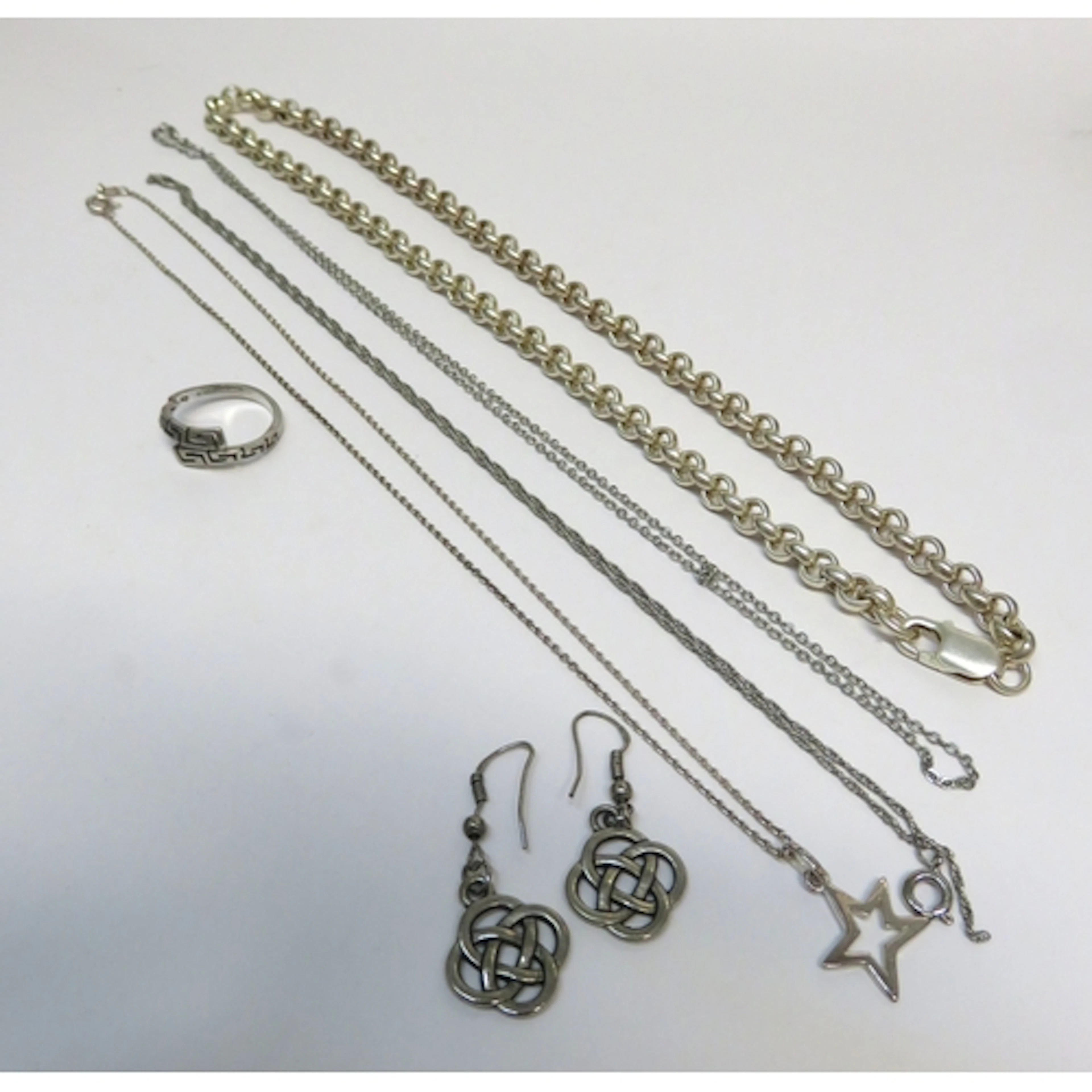 Heavy silver chain and a small quantity of other silver jewe...