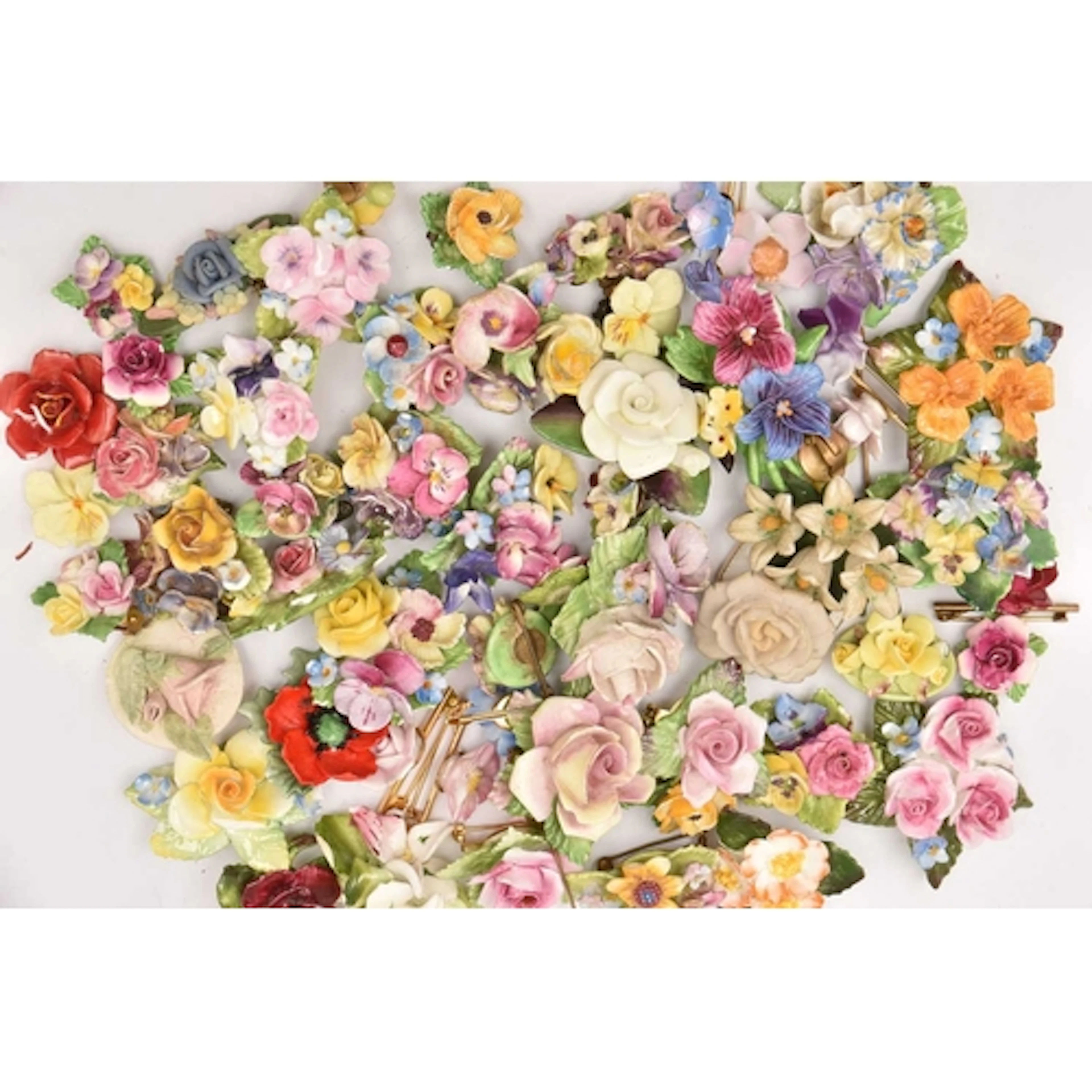 A SMALL PLASTIC TUB OF APPROXIMATELY 50 CERAMIC FLORAL BROOC...