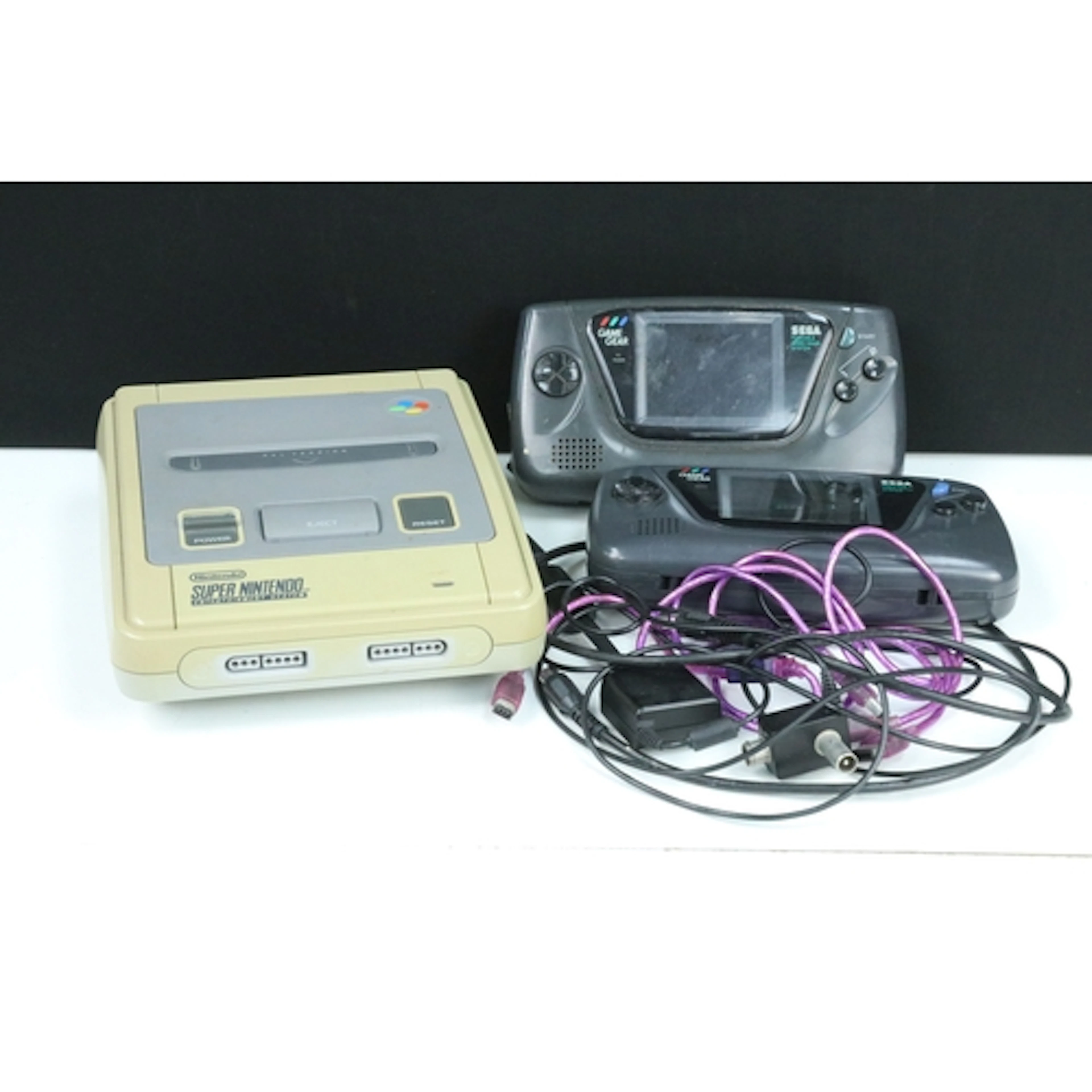 Retro Gaming - 2 x Sega Game Gear handheld consoles (1 x mis...