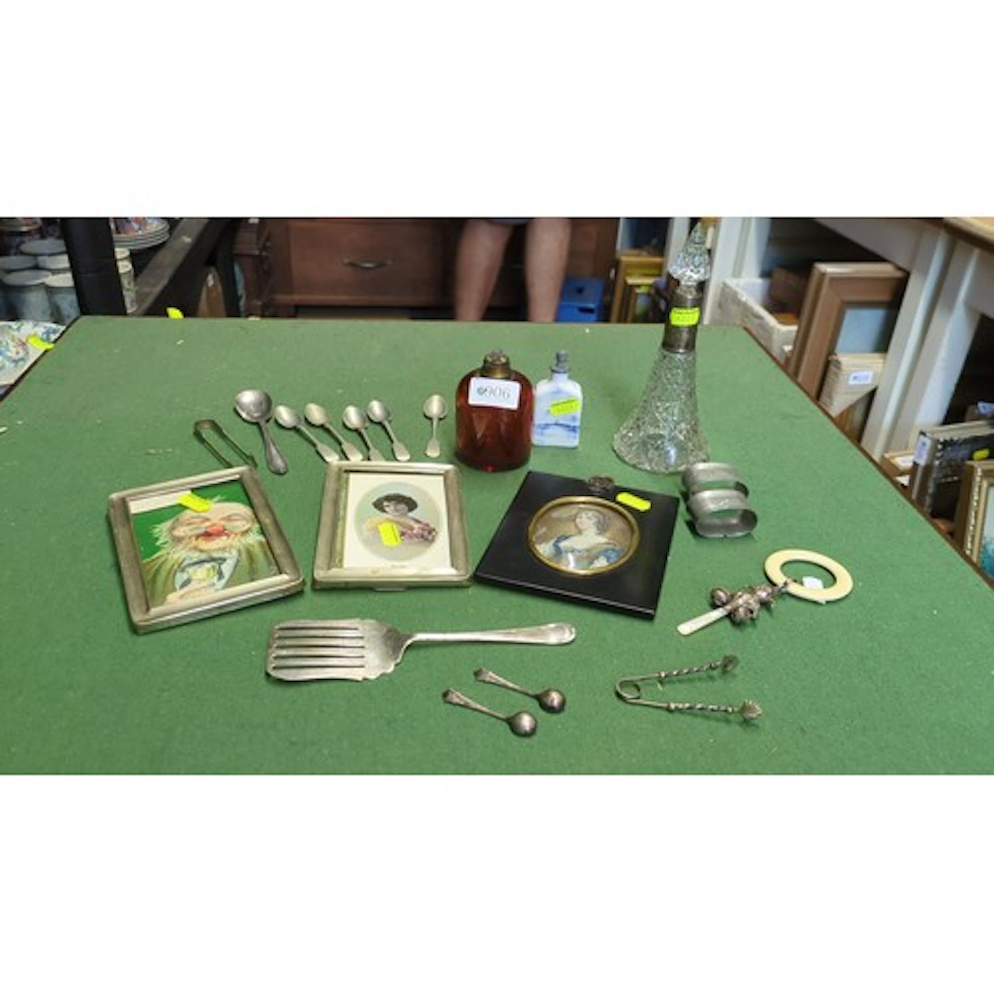 A quantity of assorted small decorative and table wares, inc...