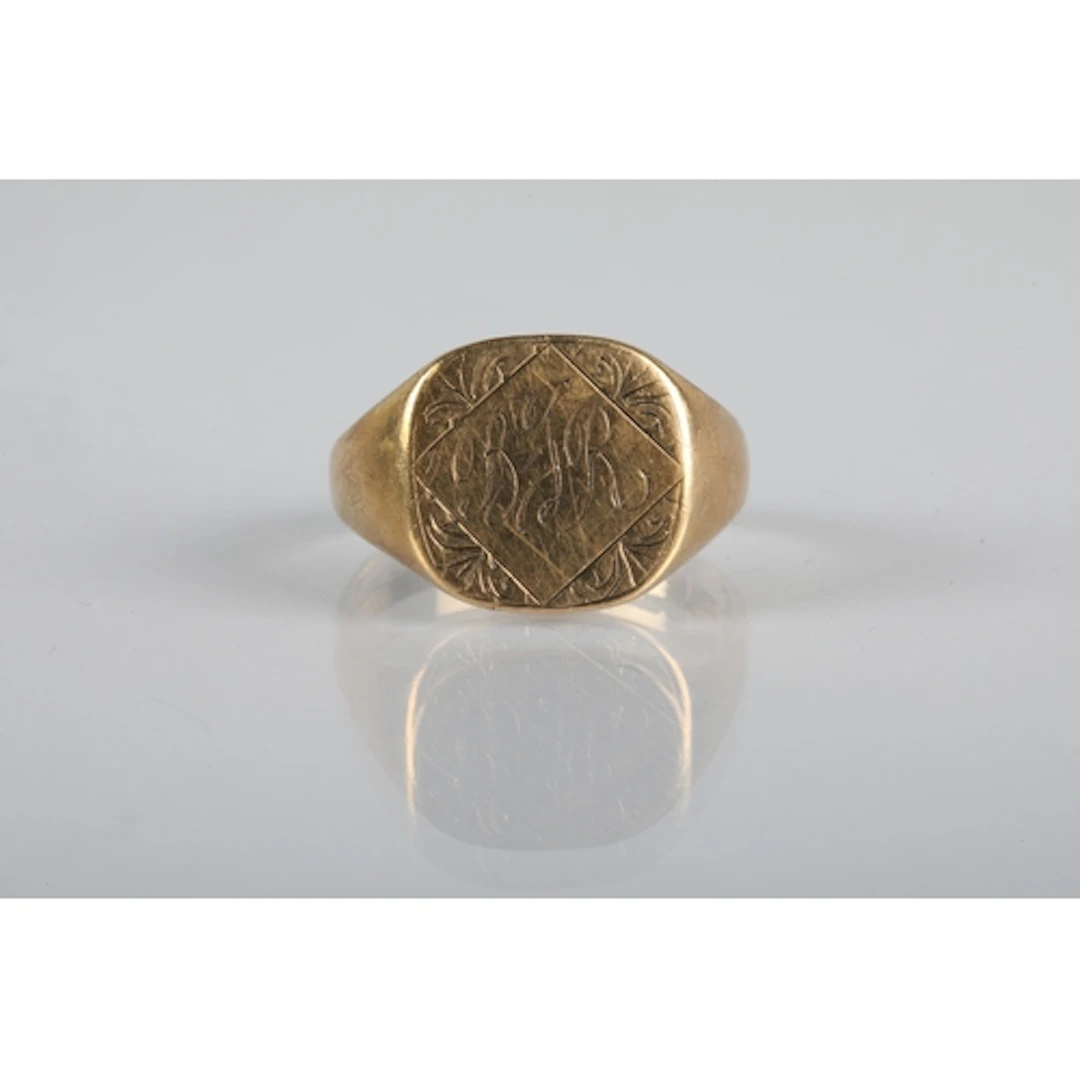 9ct gold signet ring, ring size Q, gross weight 5g.