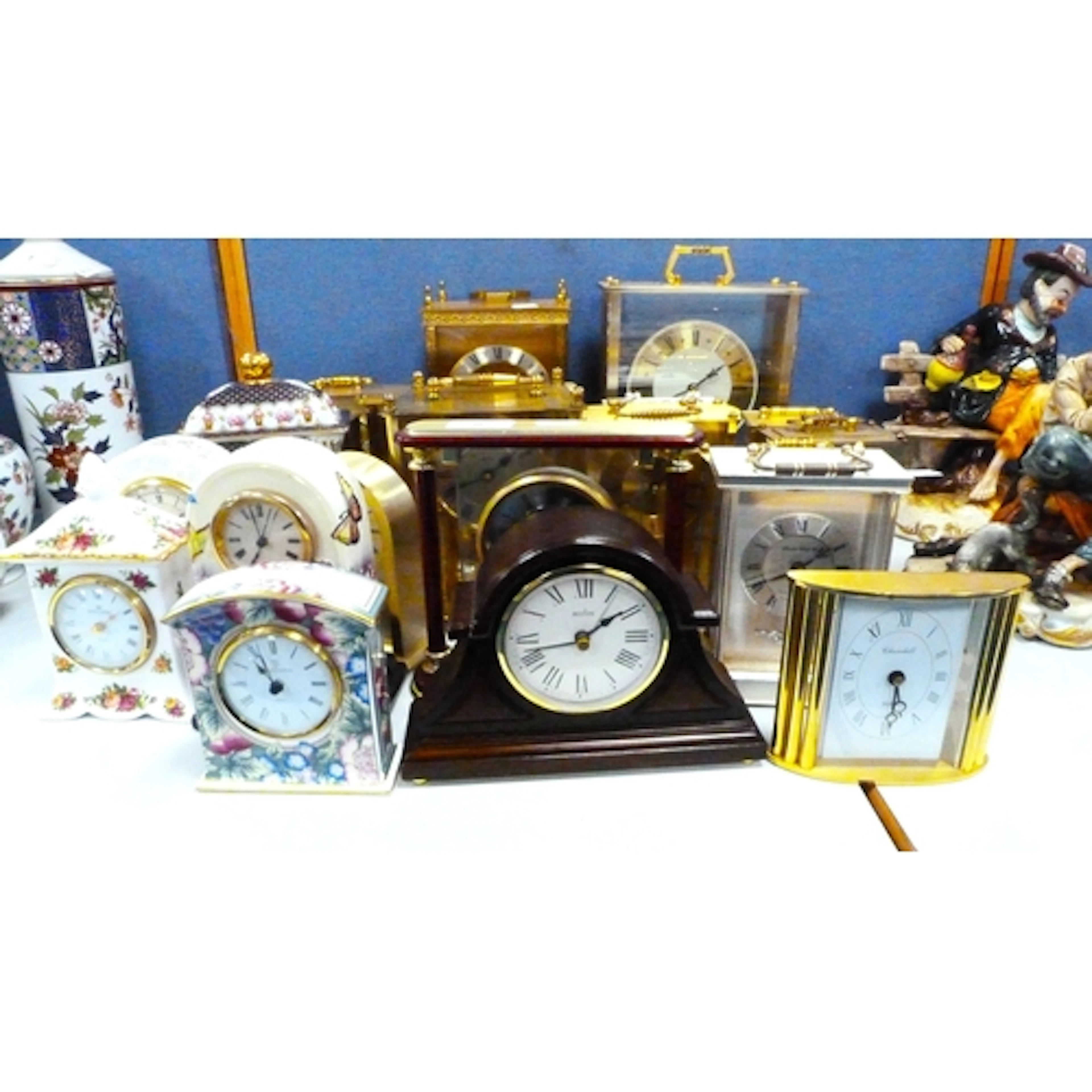 A mixed lot of various clocks to include desk and mantel clo...