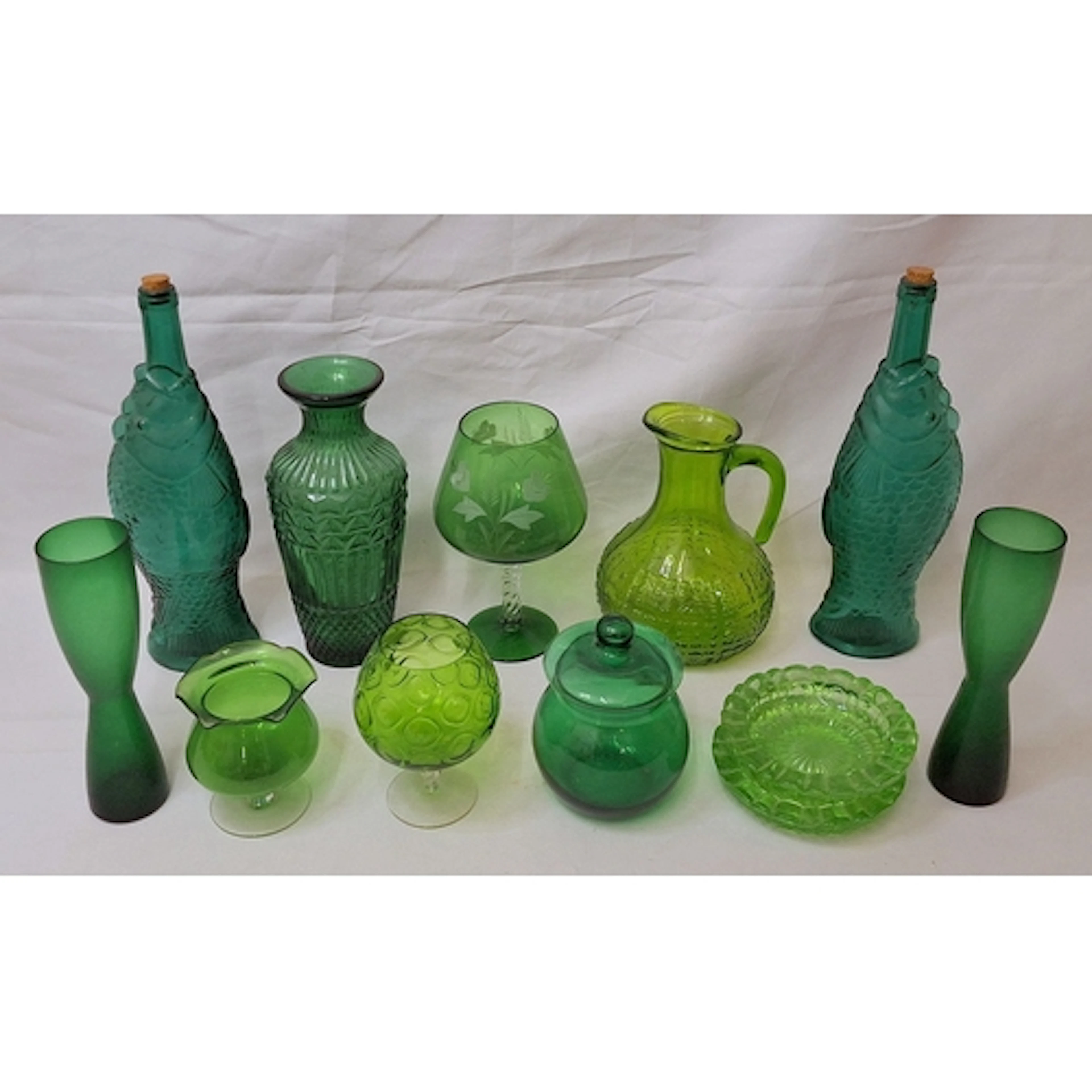 Vintage & Contemporary Glass incl. 2 fish shaped bottles, pa...