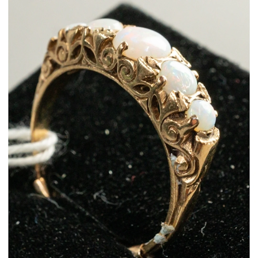 Jewellery: a 9ct yellow gold ring, claw set with five gradua...