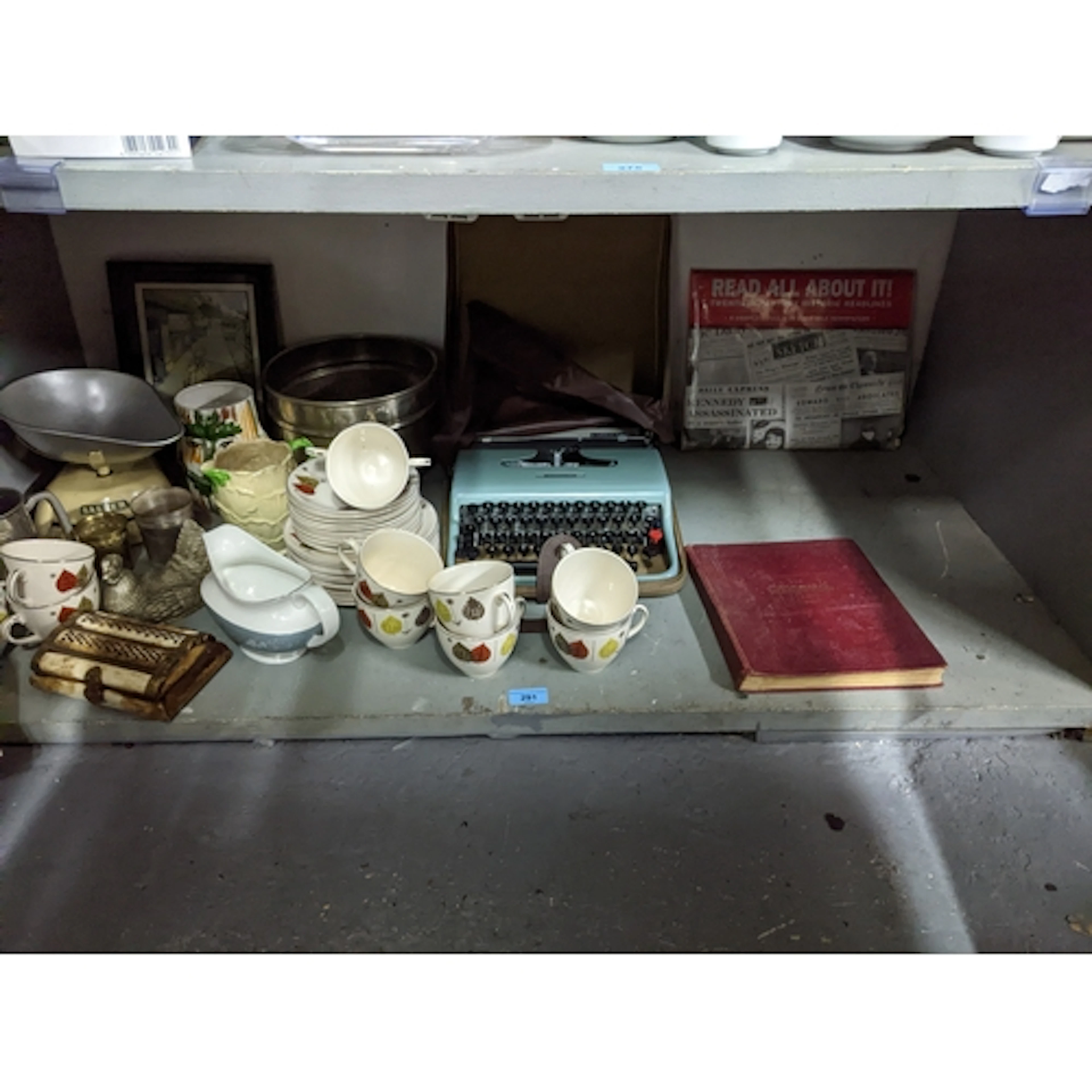 A mixed lot to include an Alfred Meakin mid-century part tea...