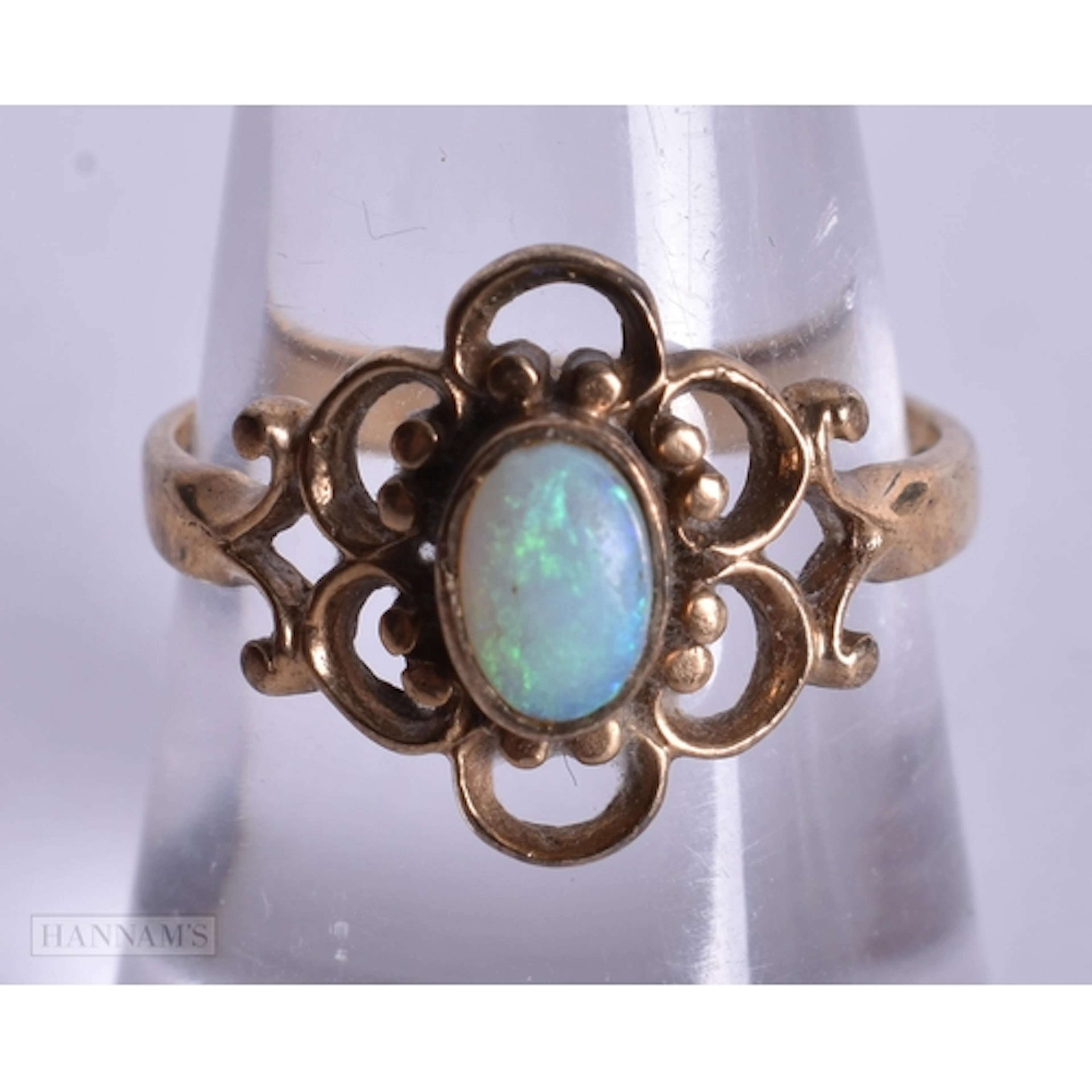 A 9CT GOLD AND OPAL RING. 2.6 grams. N.