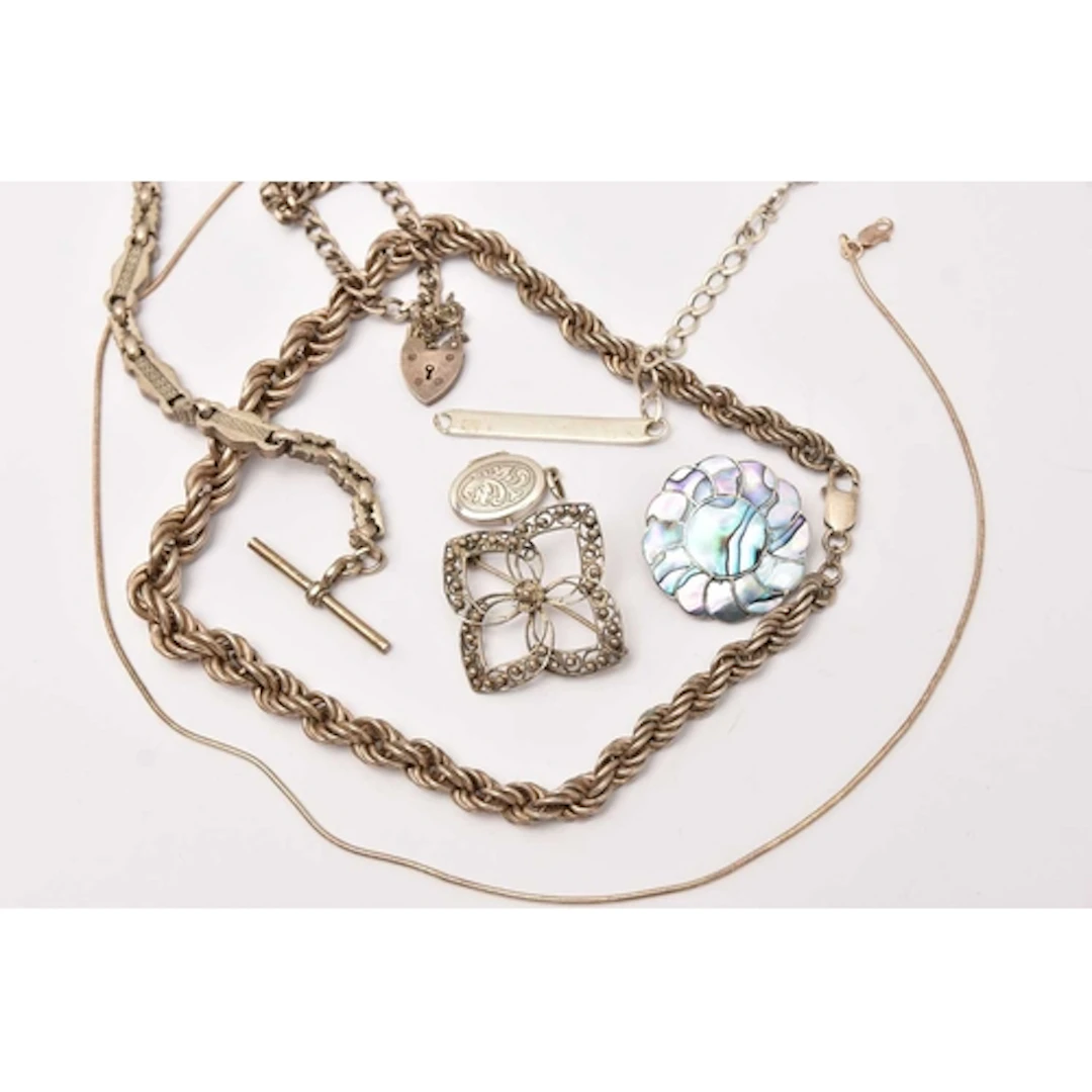 AN ASSORTMENT OF SILVER AND WHITE METAL JEWELLERY, to includ...