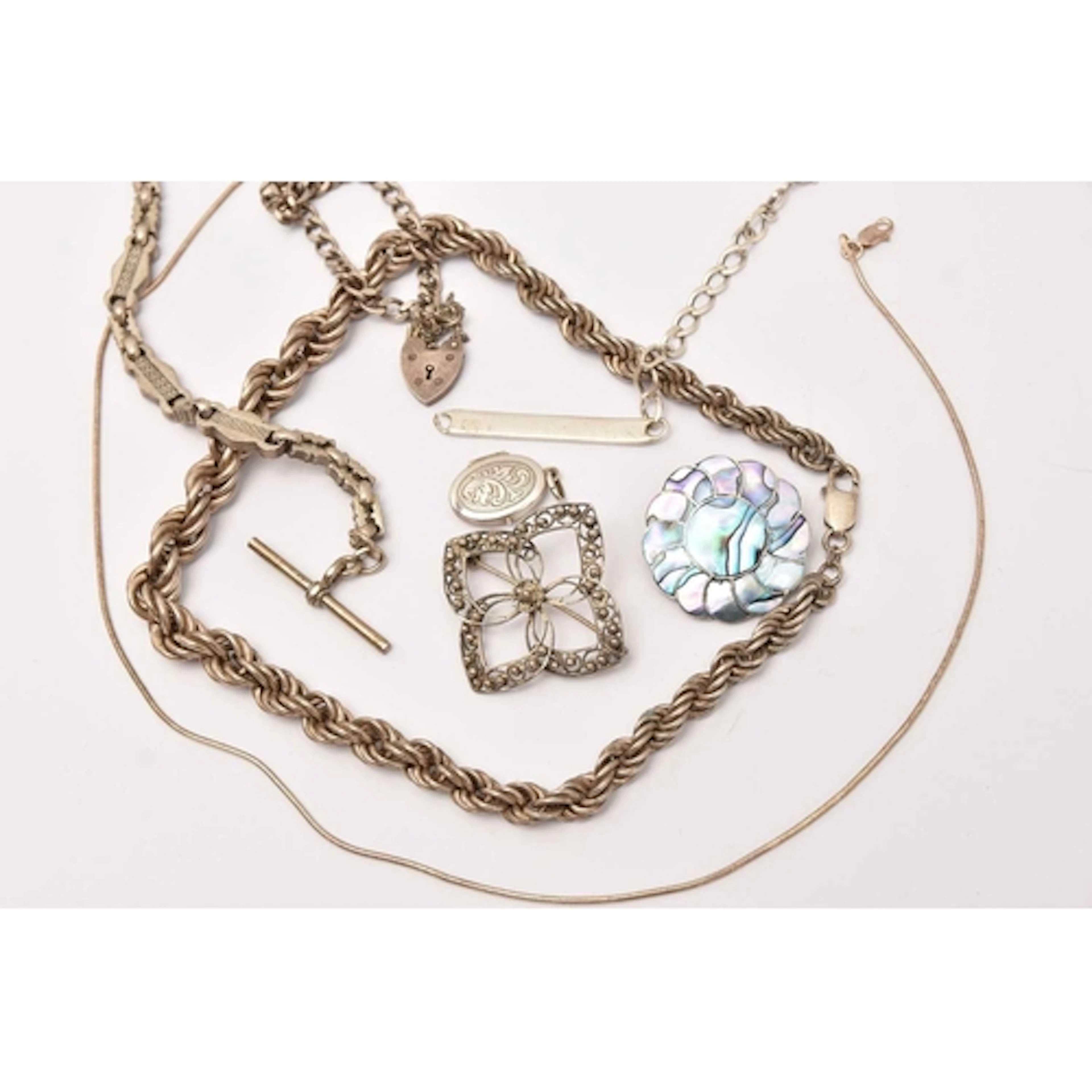 AN ASSORTMENT OF SILVER AND WHITE METAL JEWELLERY, to includ...