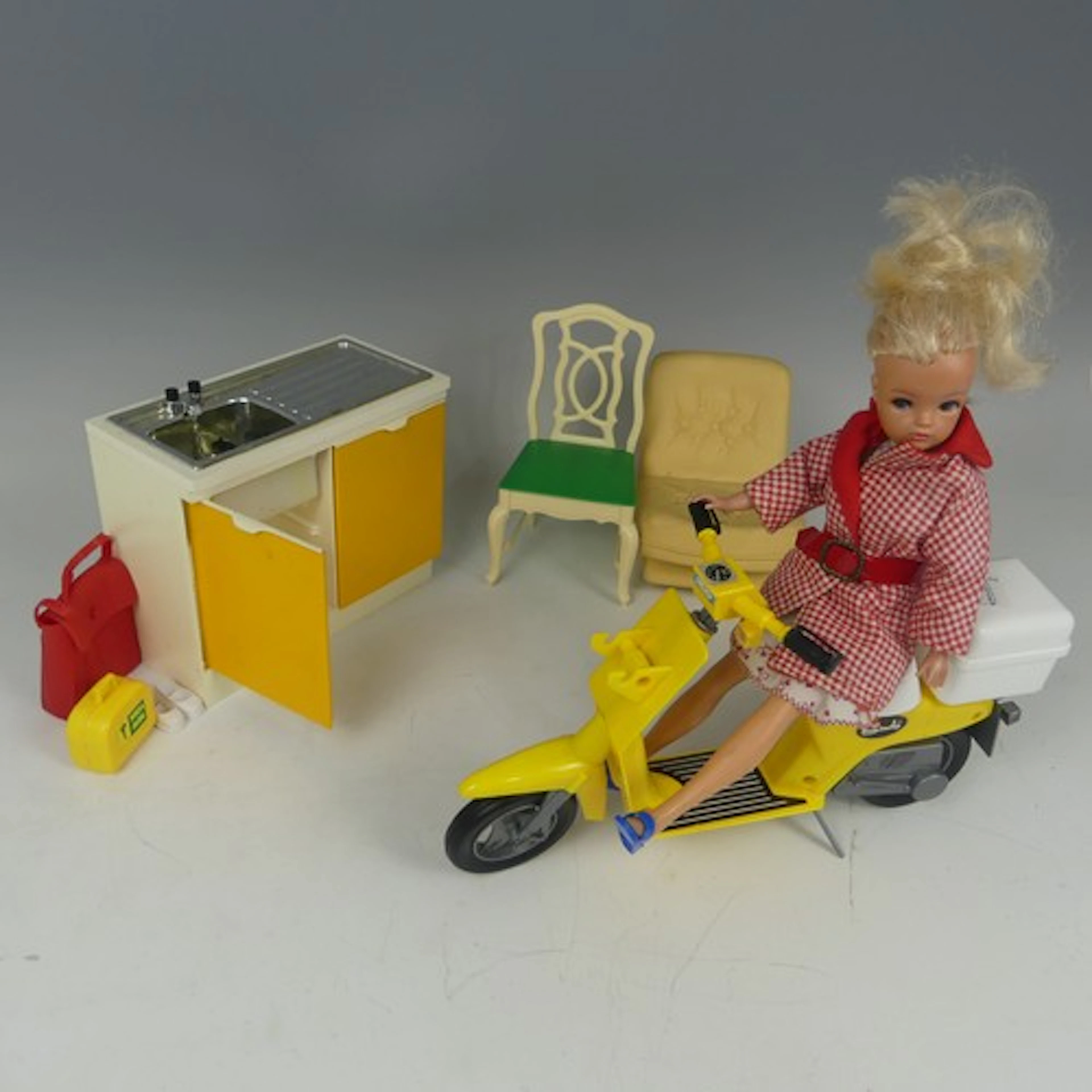 Sindy: a Sindy doll with blonde hair, back of head marked G3...