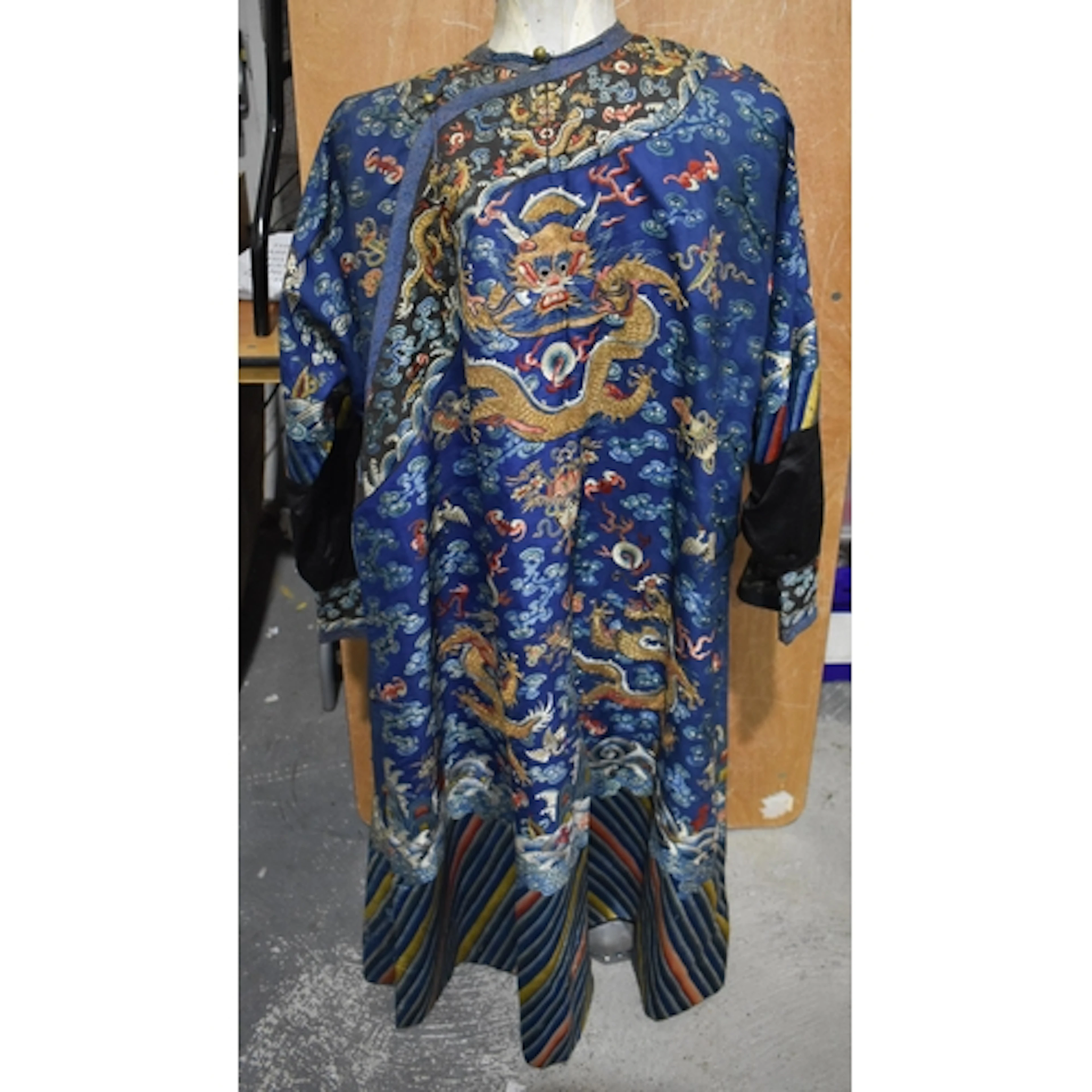 A GOOD 18TH/19TH CENTURY CHINESE SILK EMBROIDERED DRAGON ROB...