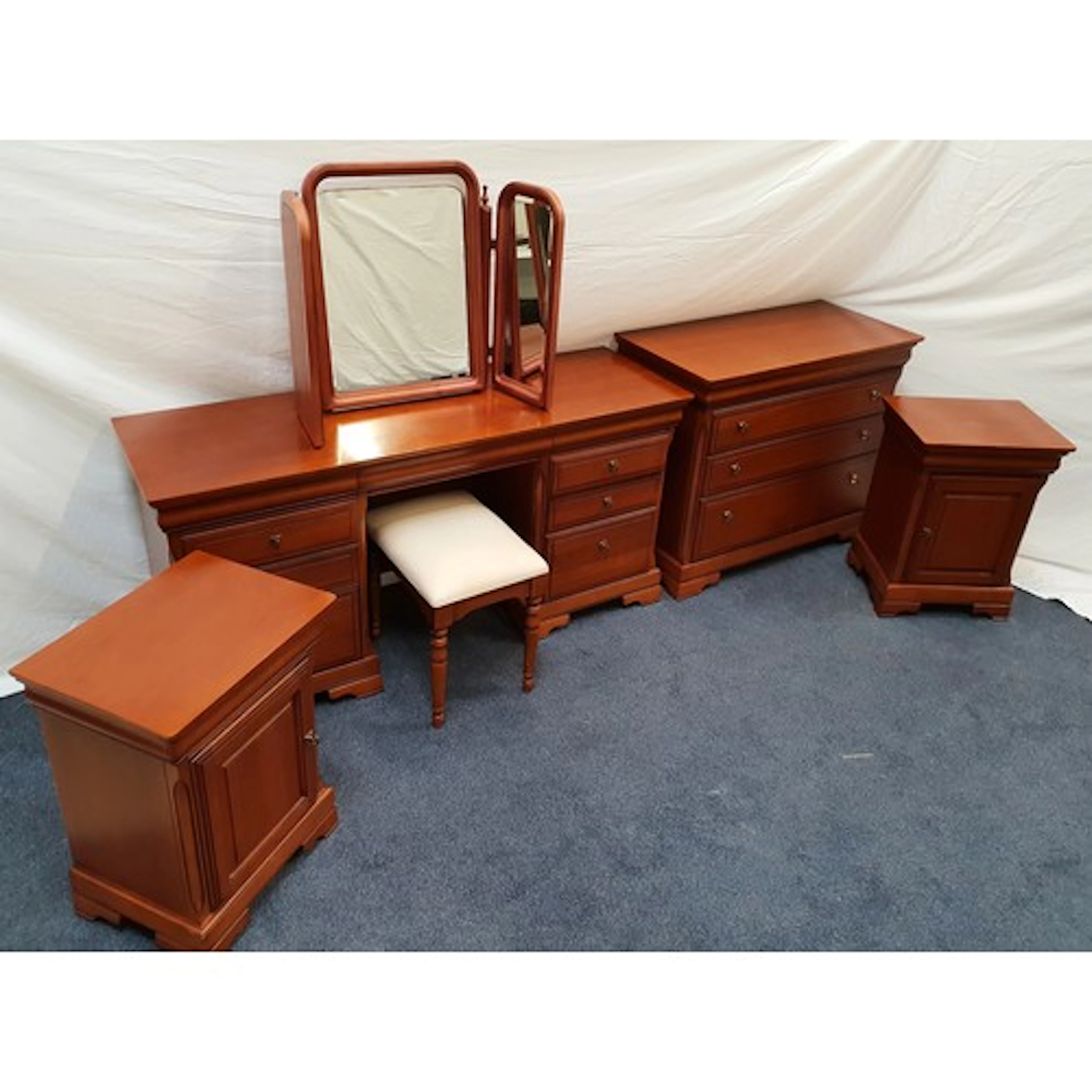 SUITE OF VINTAGE BEDROOM FURNITURE comprising a dressing ta...