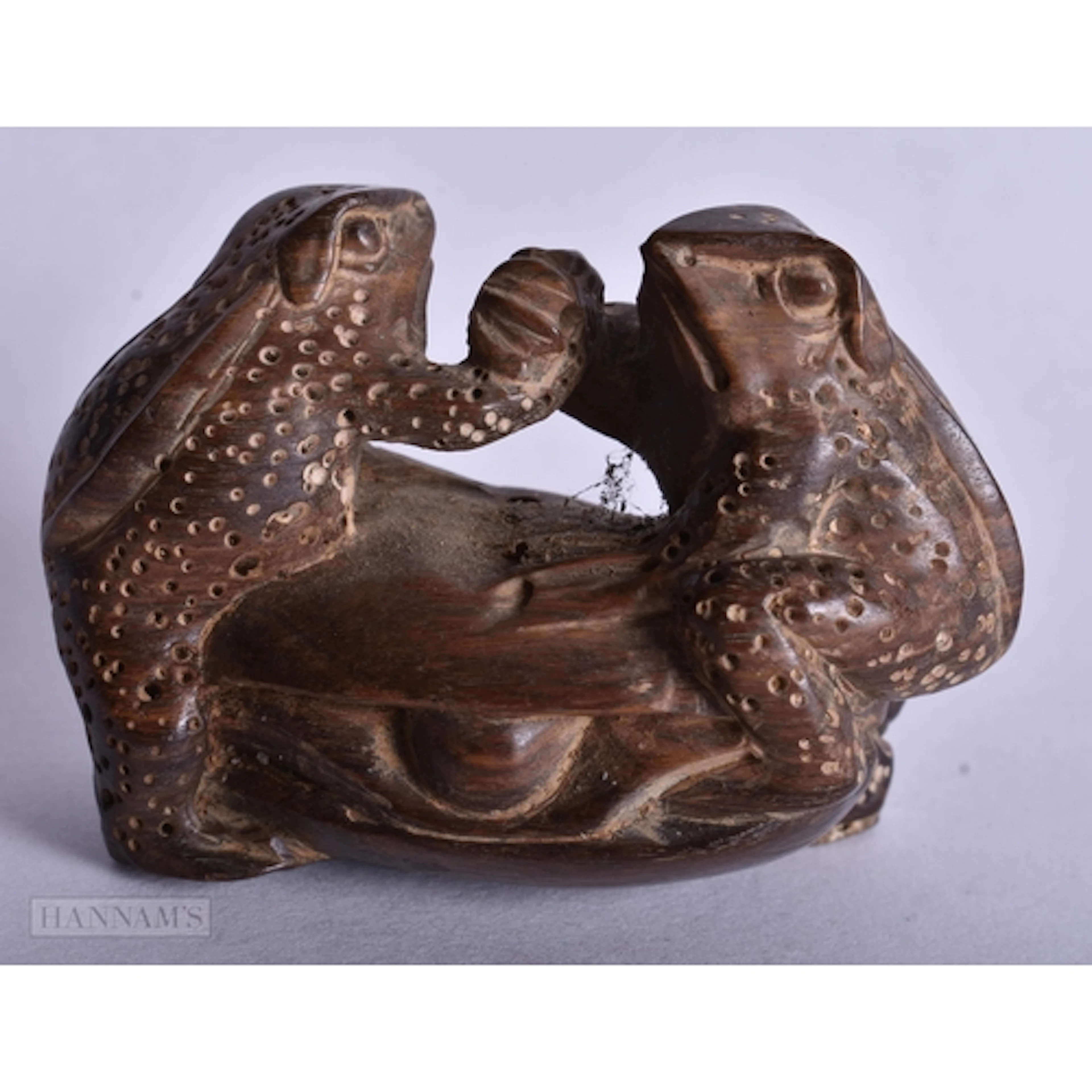 A CARVED WOOD FROG NETSUKE. 4.2 x 6 x 3.4 cm
