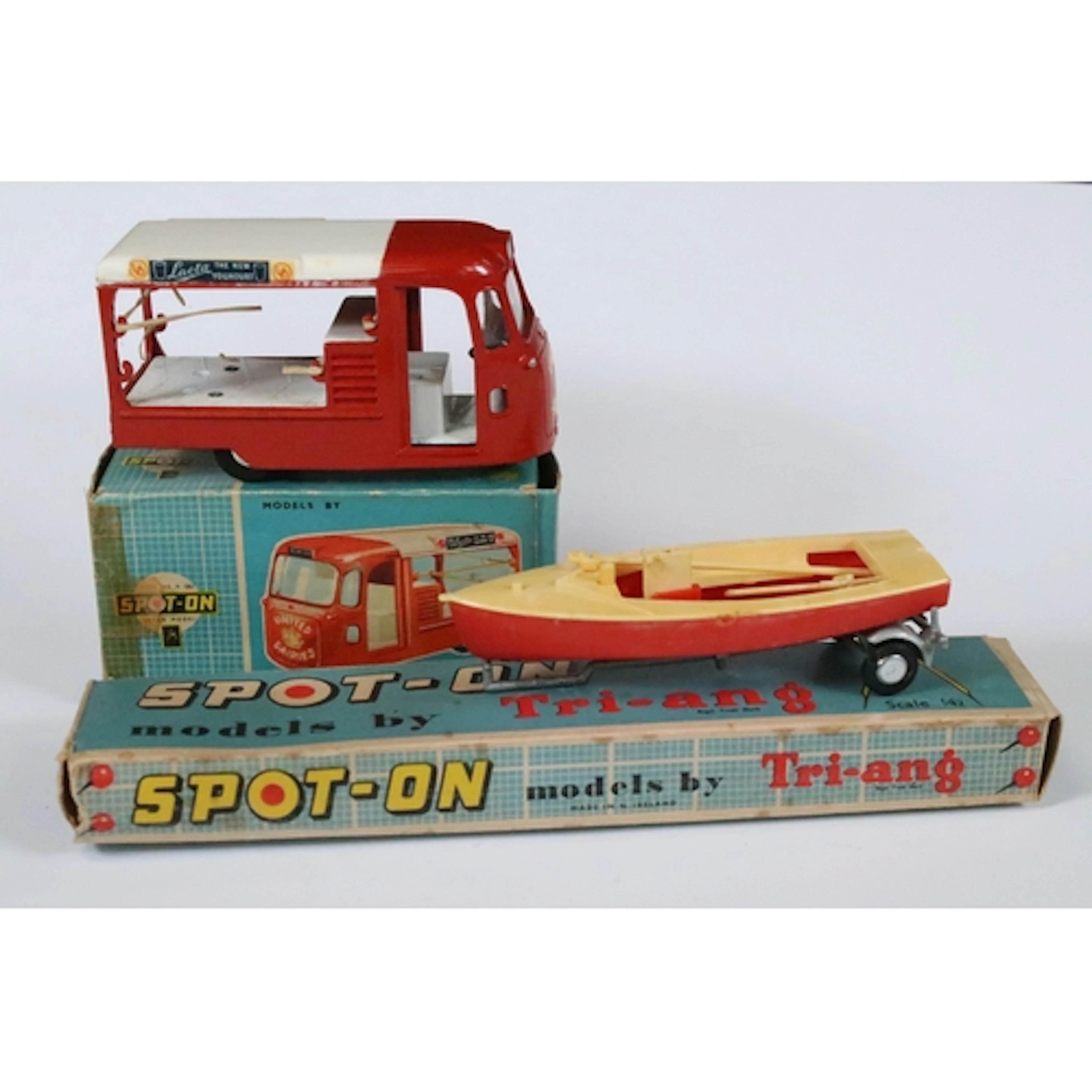 Two boxed Triang Spot On diecast models to include 122 Unite...
