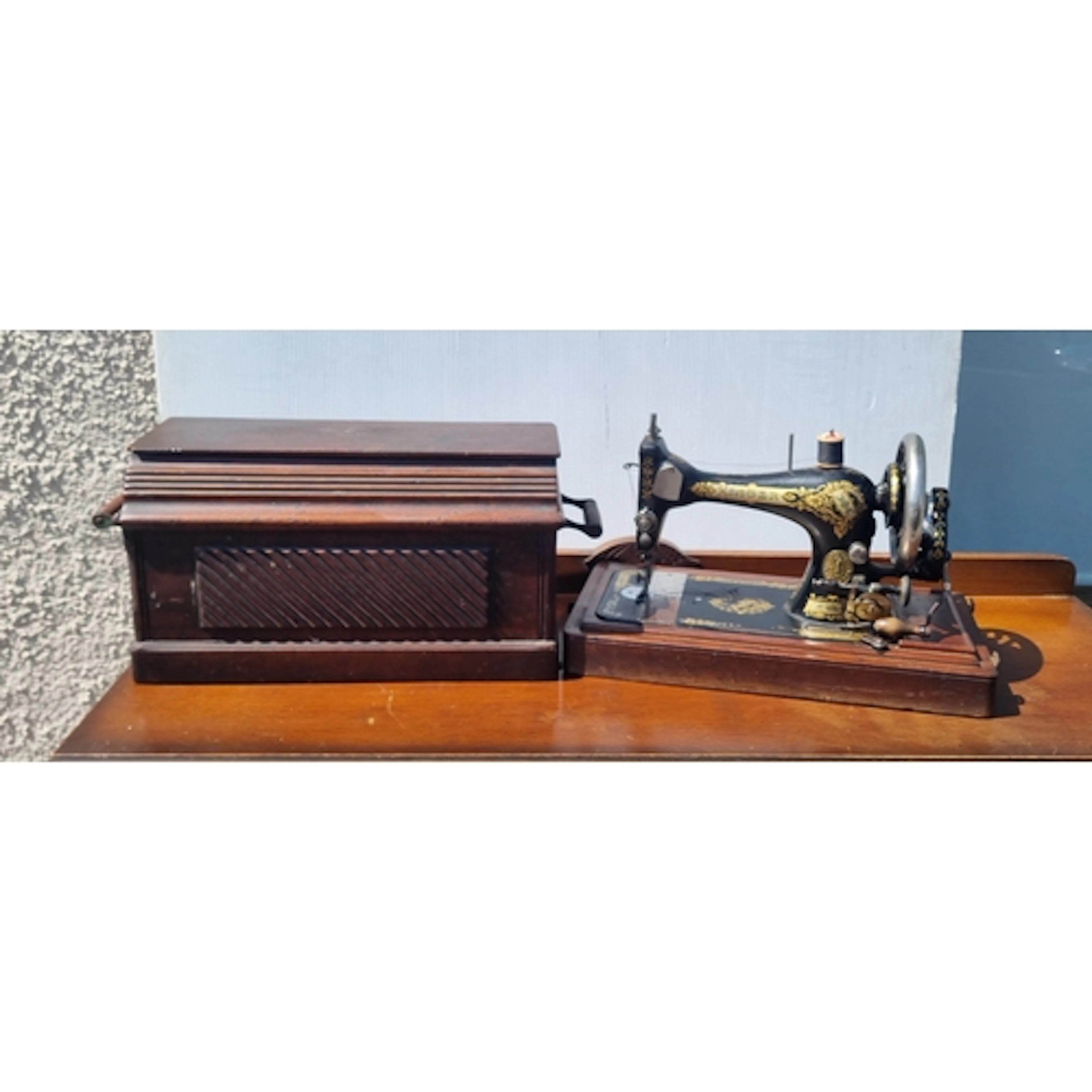 Singer hand-crank sewing machine in fitted wooden case, H: 3...