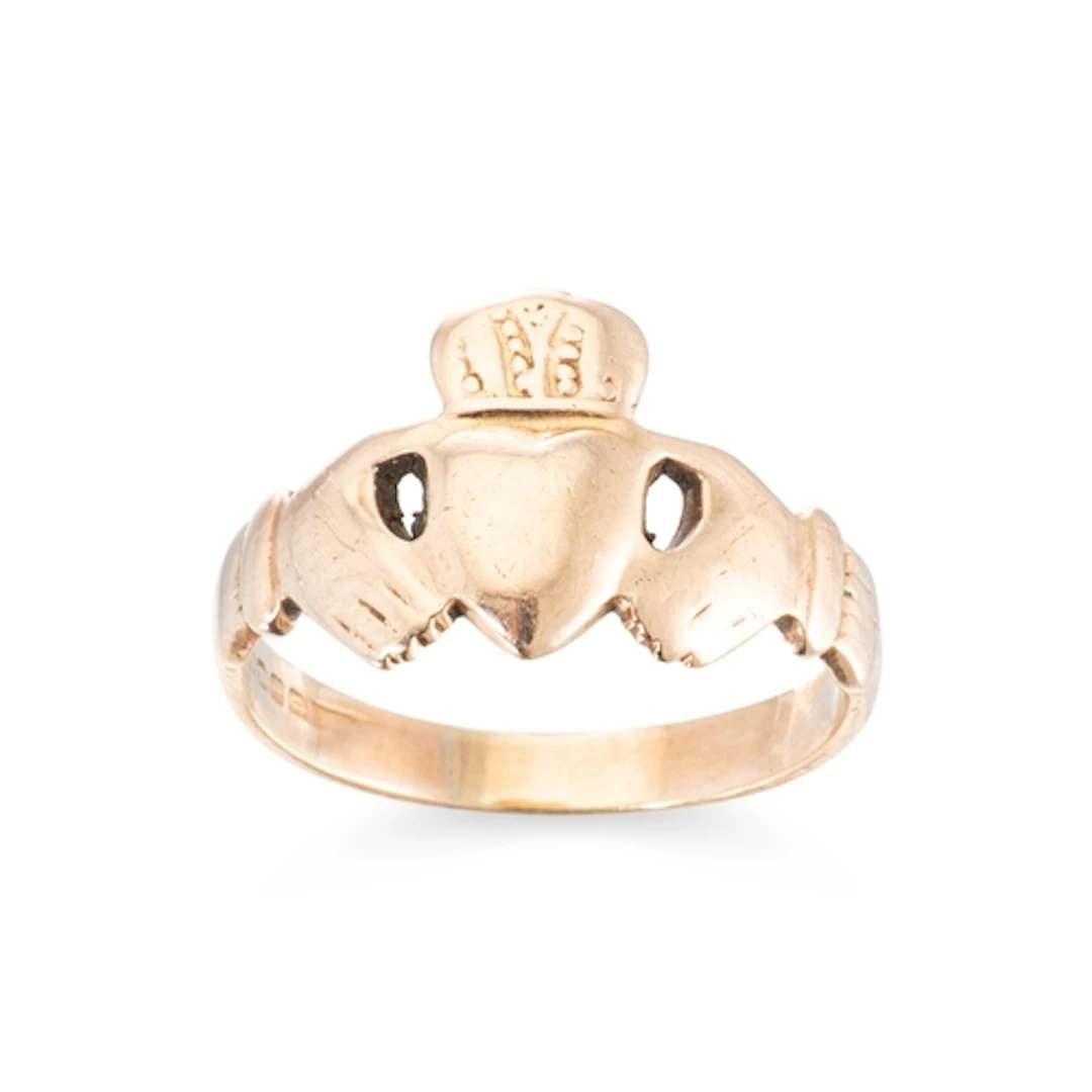 A 9CT GOLD CLADDAGH RING, 6 g, size X