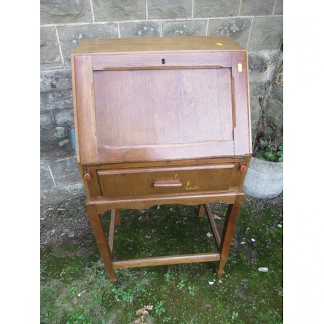 An oak bureau width 21ins height 40ins