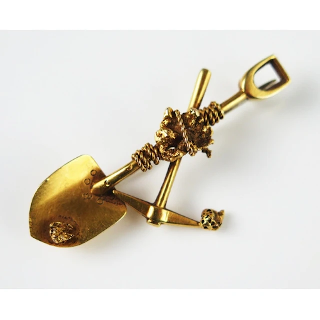 An antique precious yellow metal mining brooch, 48.7mm long,...
