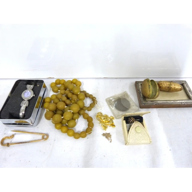 Bag of various curio's and costume jewellery.