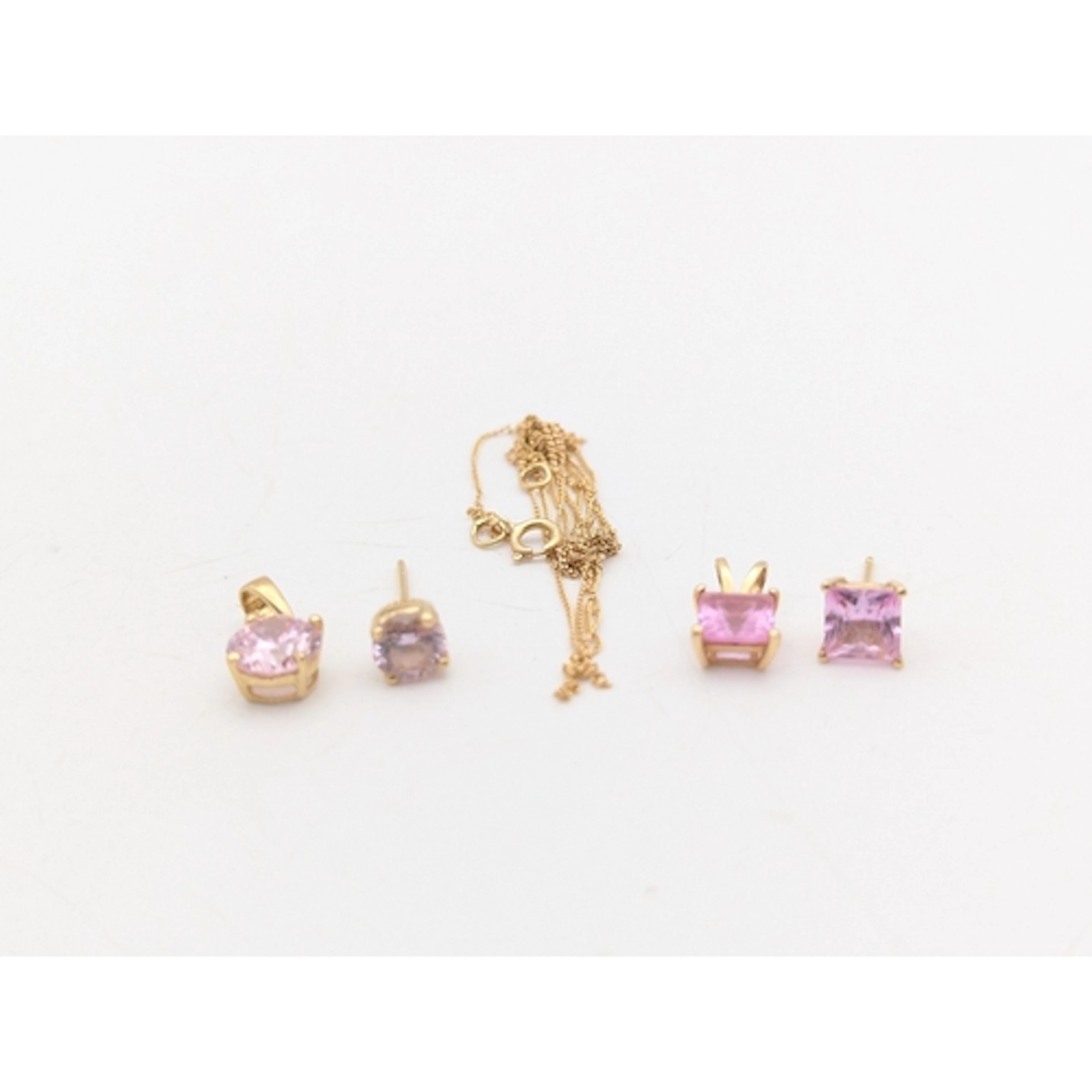14ct yellow gold to include a fine necklace A/F, two pendant...