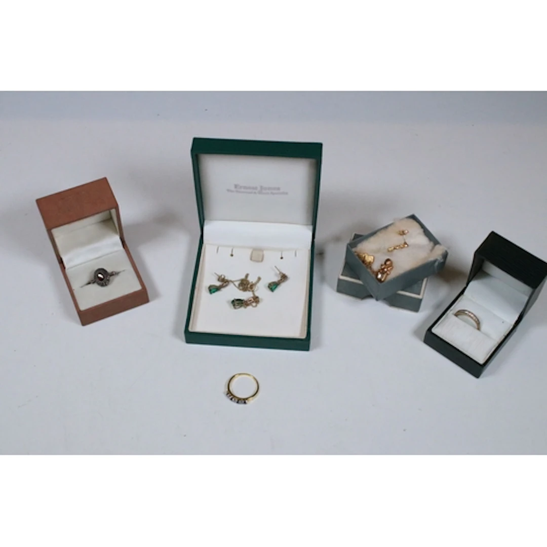 Small quantity of mixed costume jewellery to include 9ct gol...