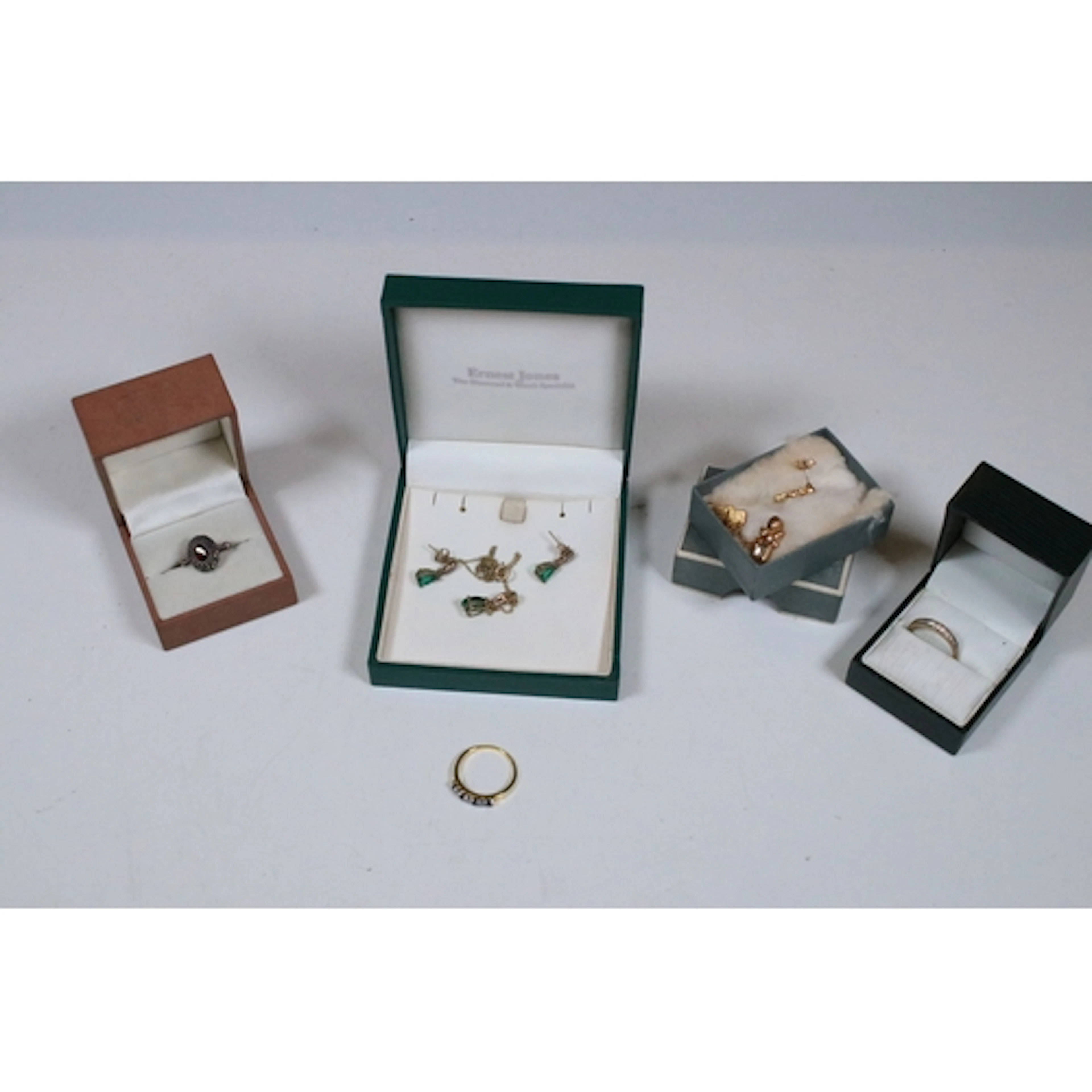 Small quantity of mixed costume jewellery to include 9ct gol...