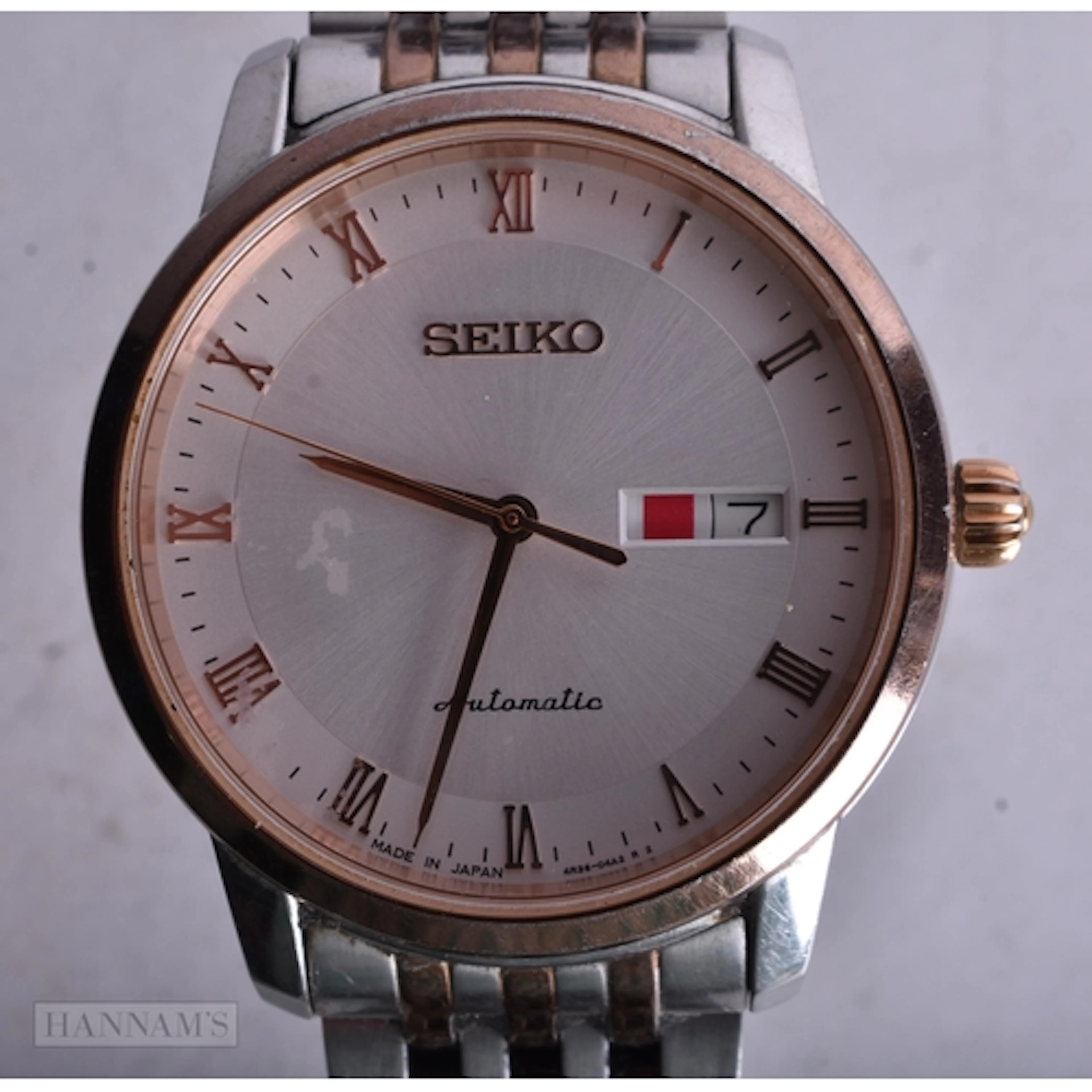 A SEIKO WRIST WATCH. Running. 4 cm wide.