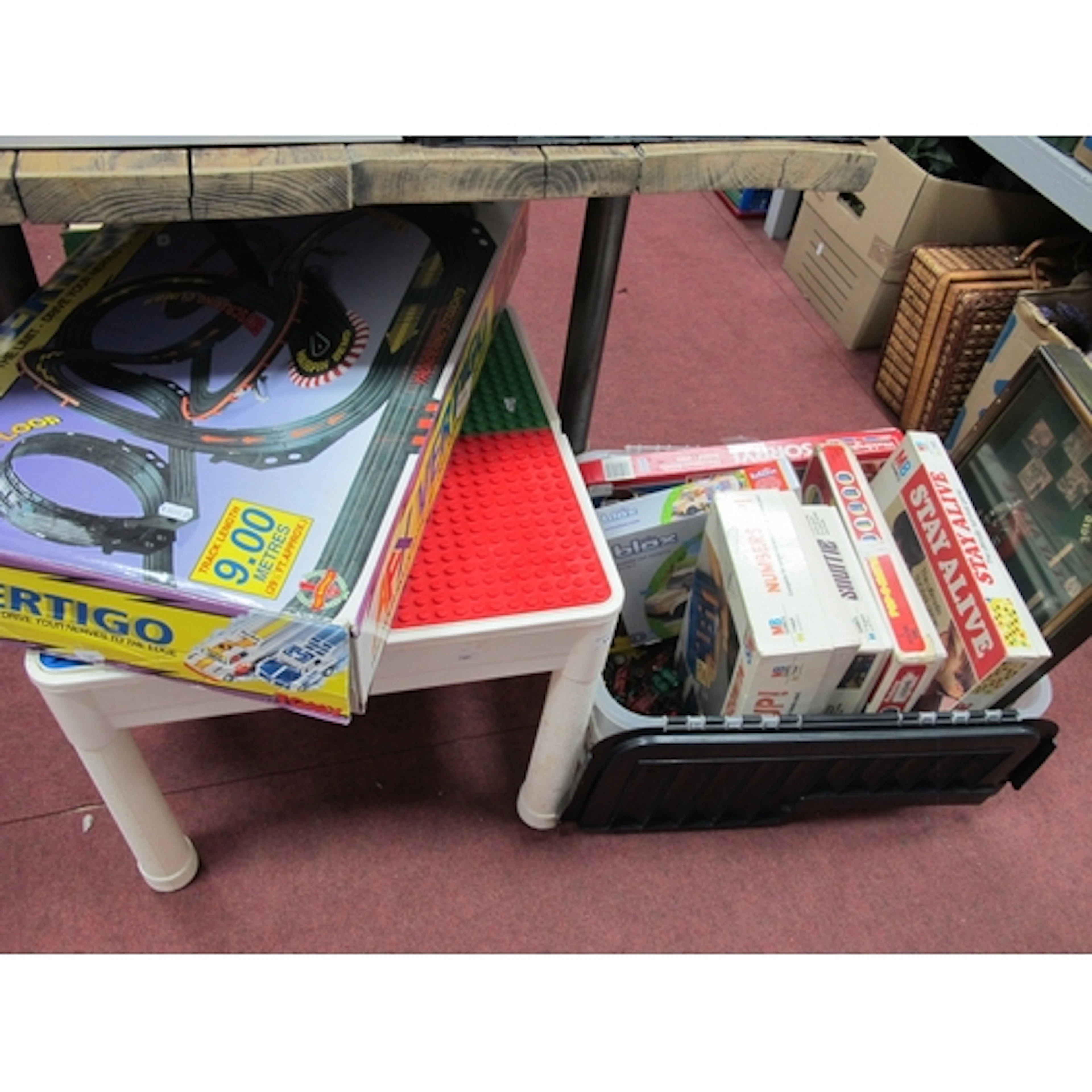 Mixed games and toys, including boxed Tomy AFX "Vertigo" slo...