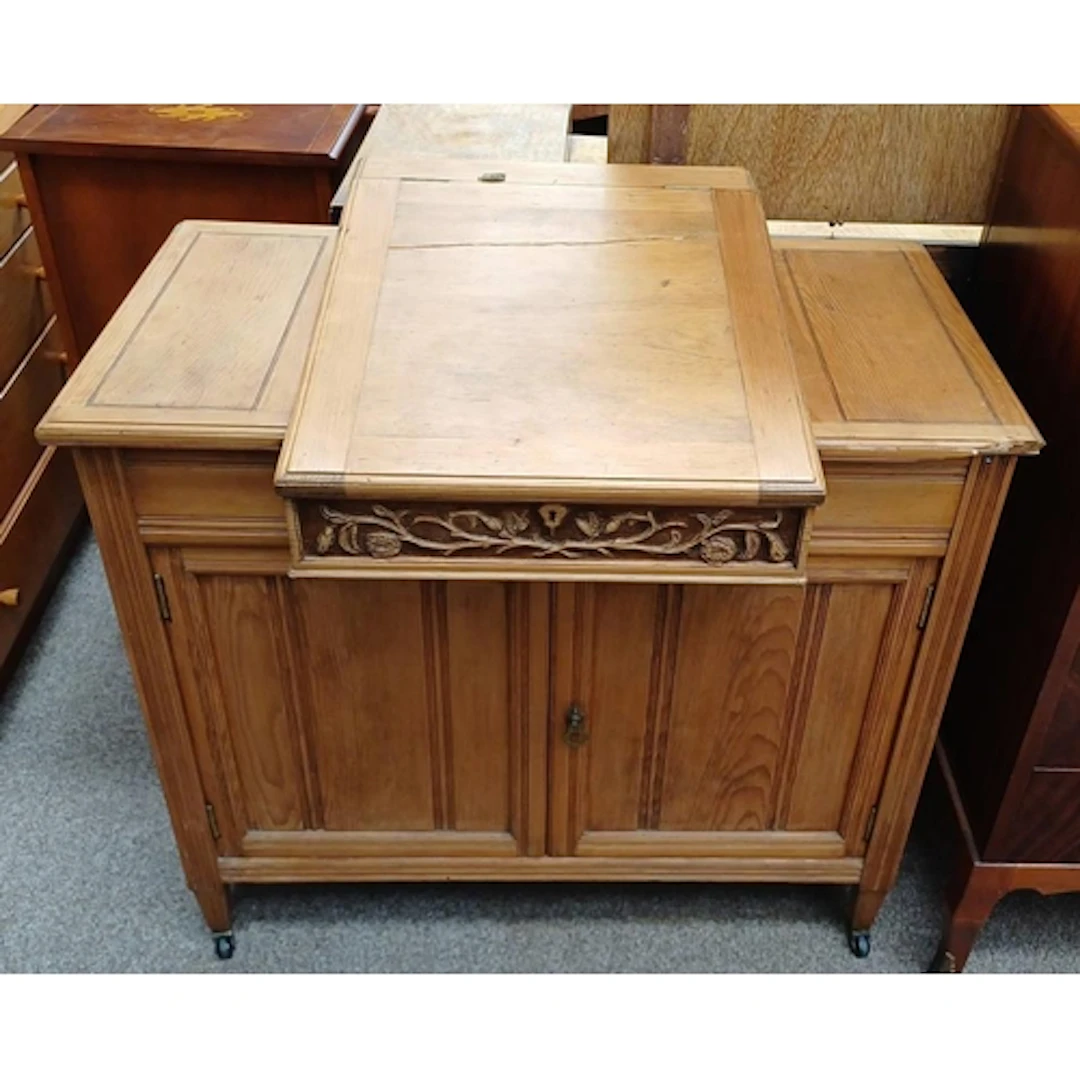 20TH CENTURY PINE WRITING DESK. THE CENTRALLY SET LIFT-UP WR...