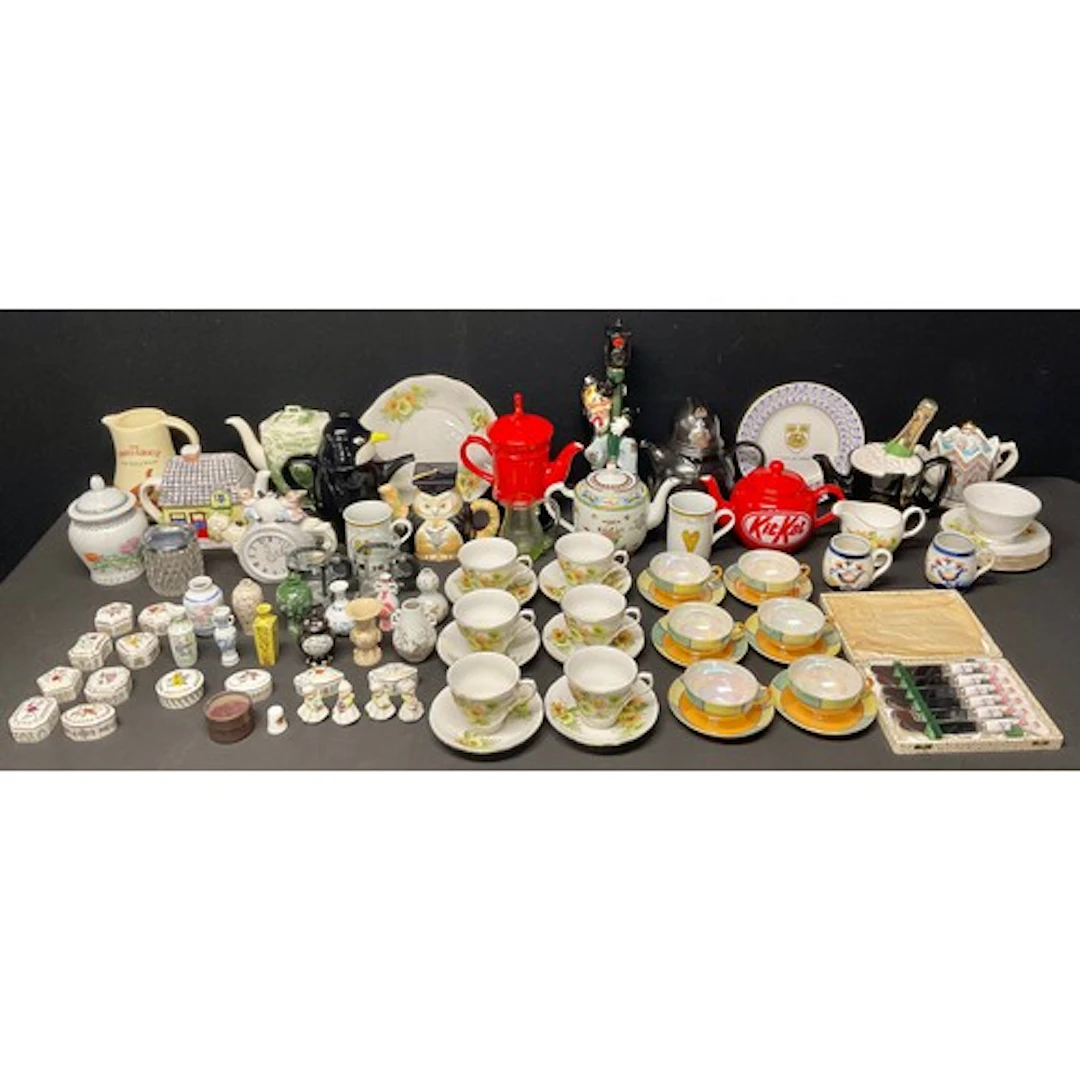 Ceramics - A quantity of mixed ceramics to include novelty t...