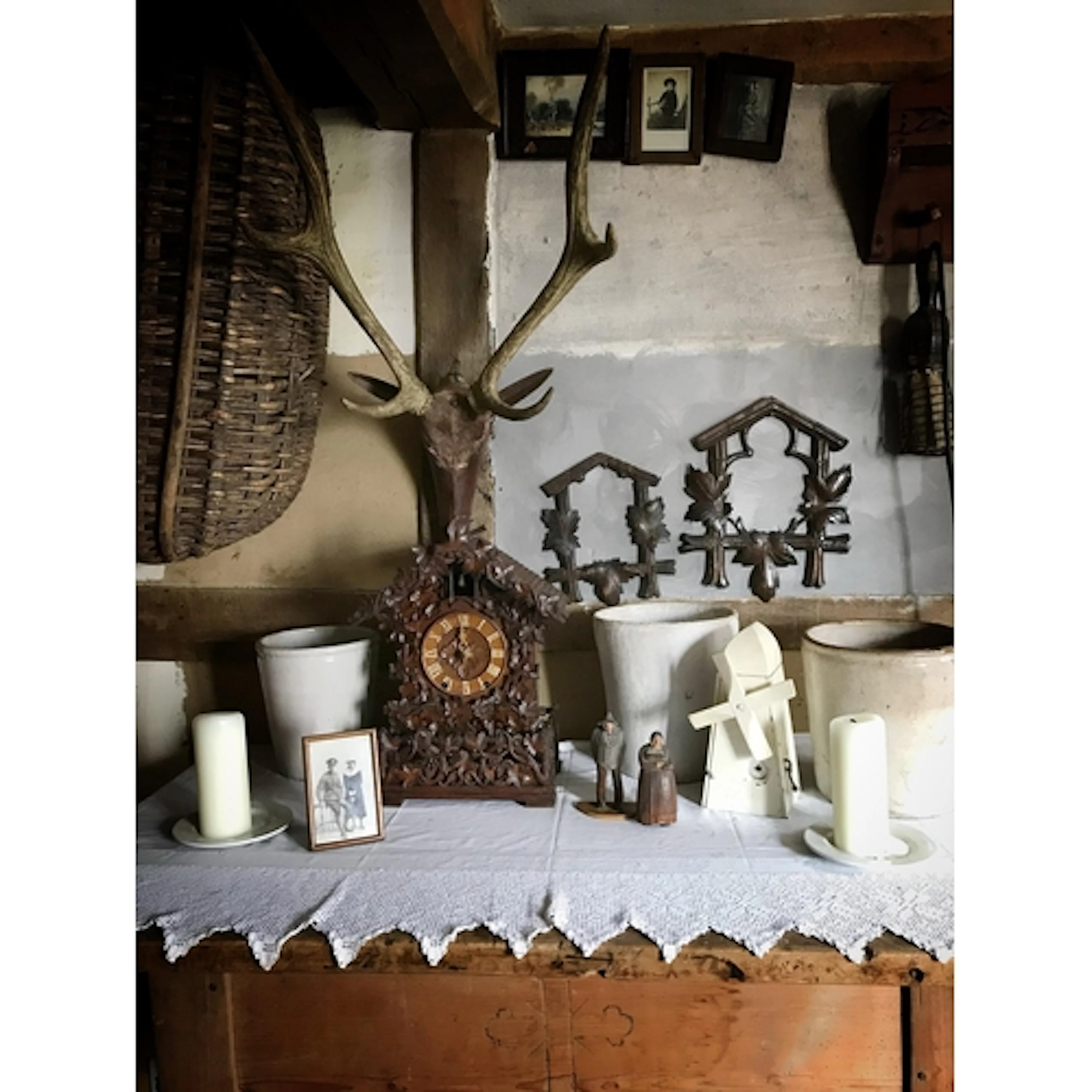 Good quality 19th century Black Forest cuckoo clock, in elab...