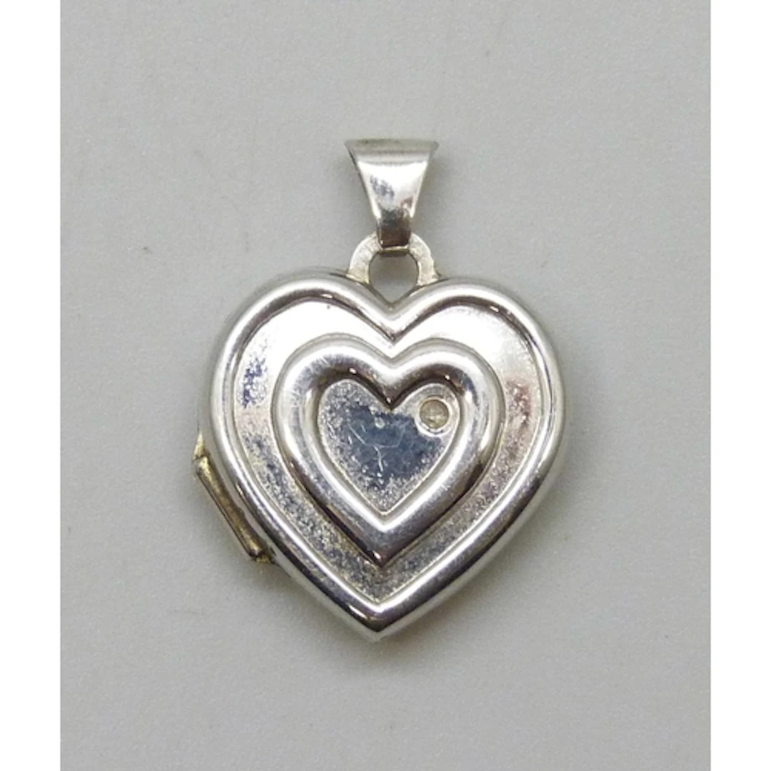 A 9ct white gold heart design locket, 1.2g, 2cm including ba...
