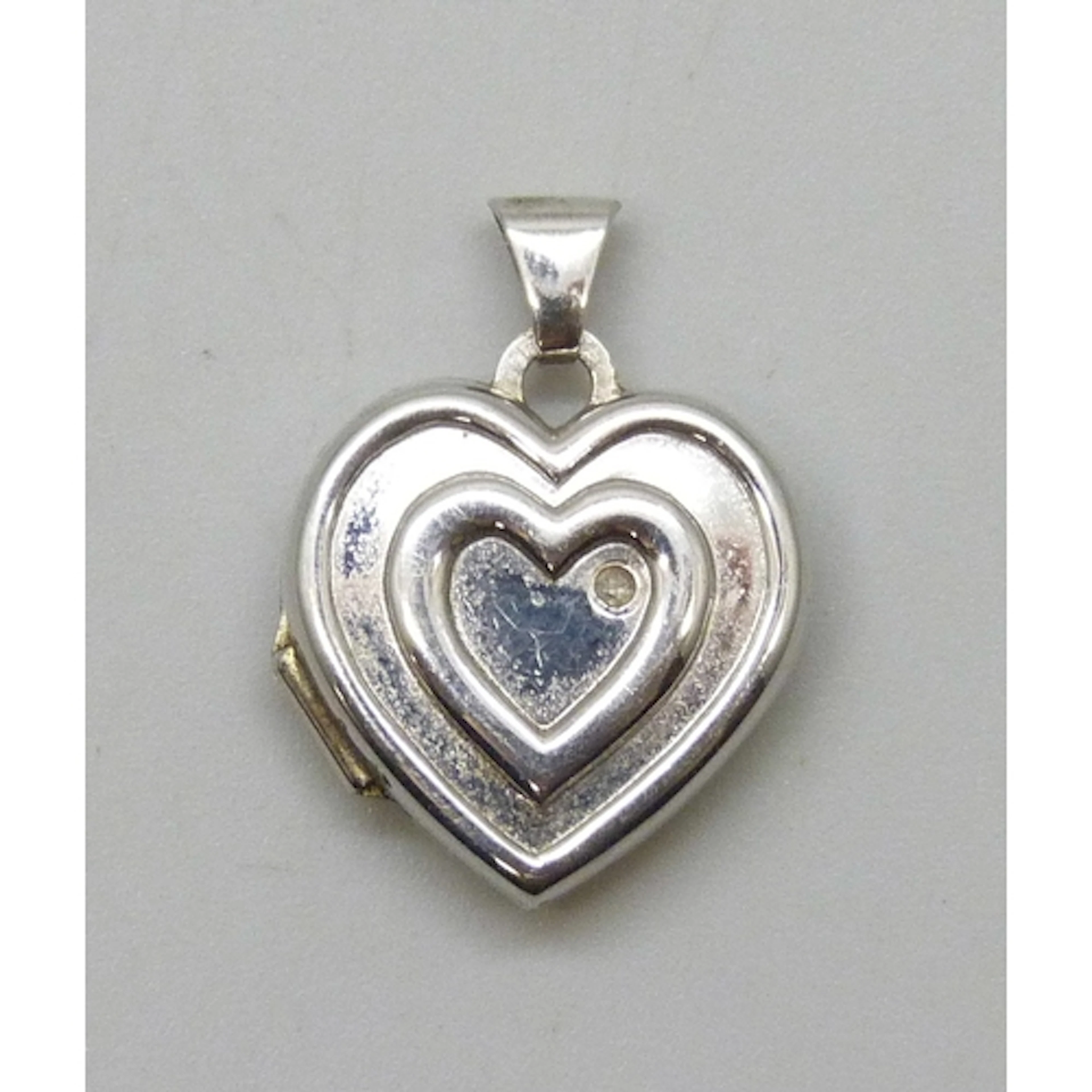 A 9ct white gold heart design locket, 1.2g, 2cm including ba...
