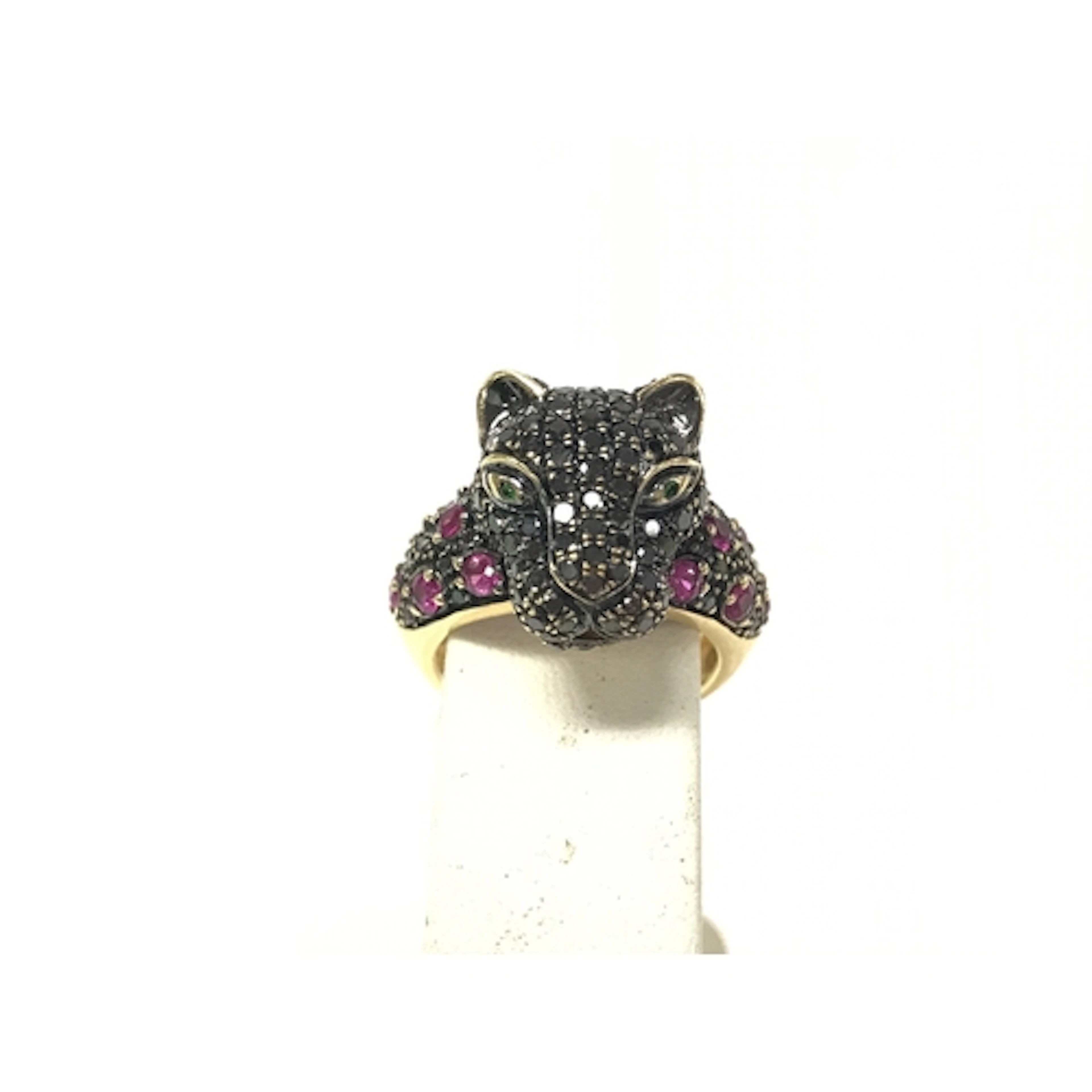 An 18ct gold black diamond and Ruby Jaguar style ring. Size ...