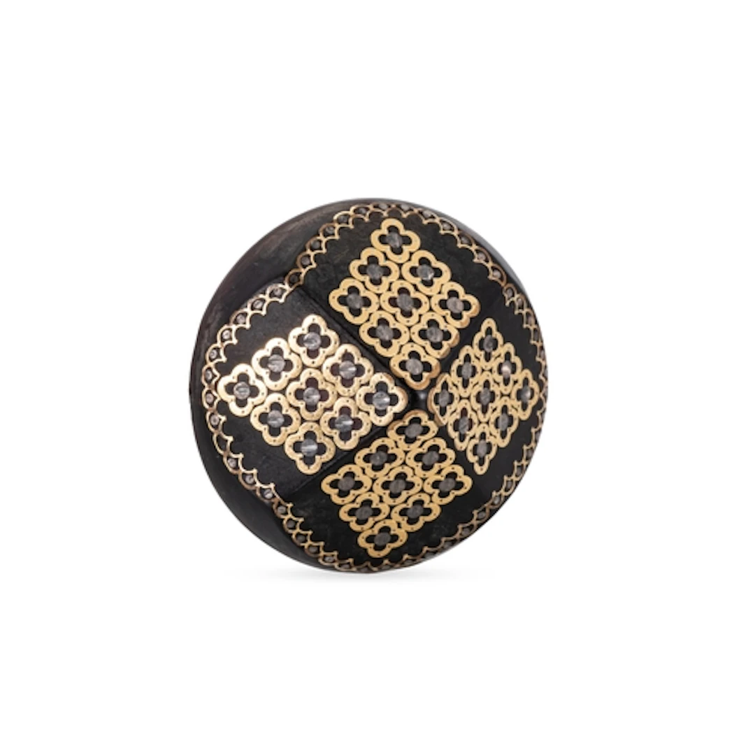 AN ANTIQUE GOLD TORTOISESHELL BROOCH
