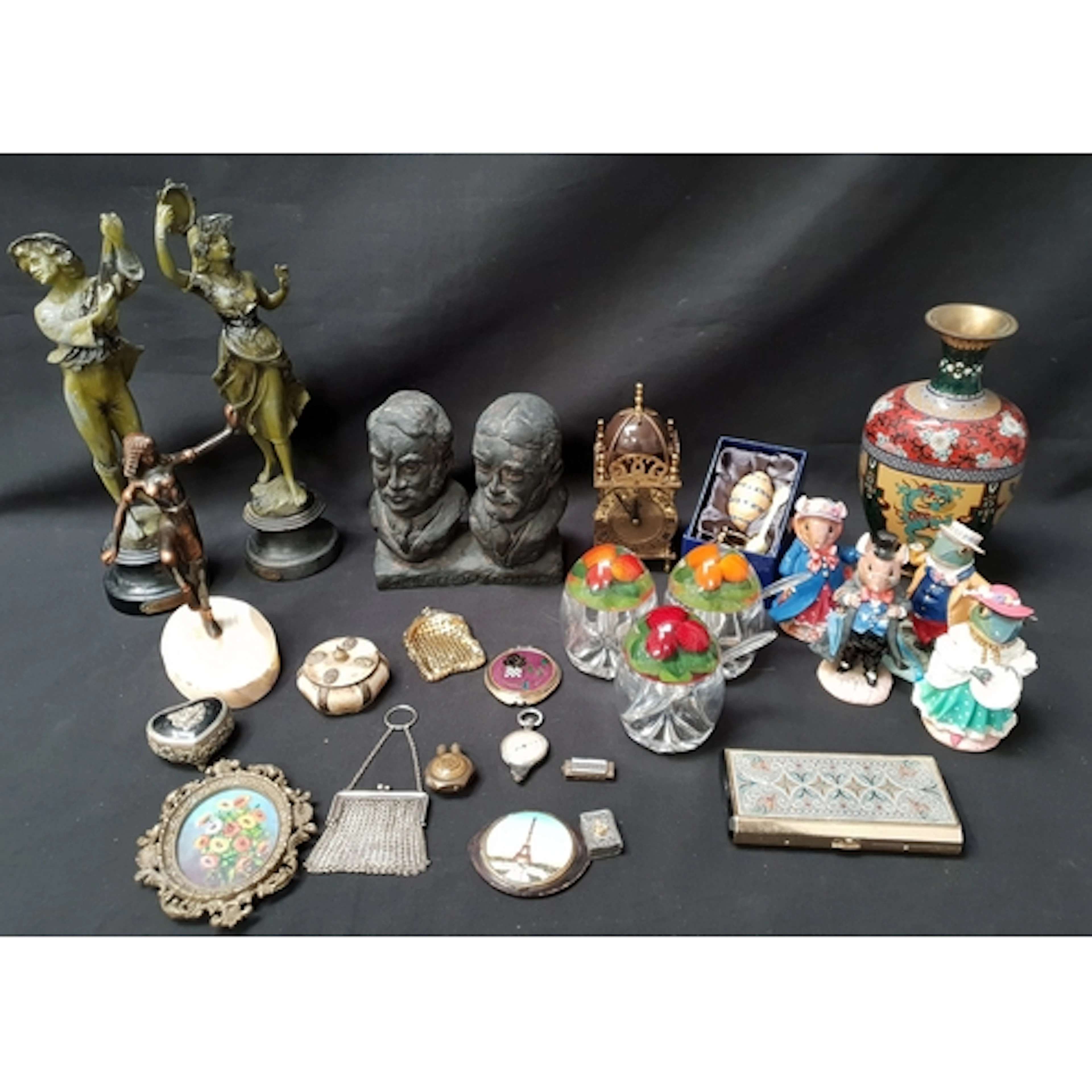 SELECTION OF VINTAGE COLLECTIBLES including electric powered...