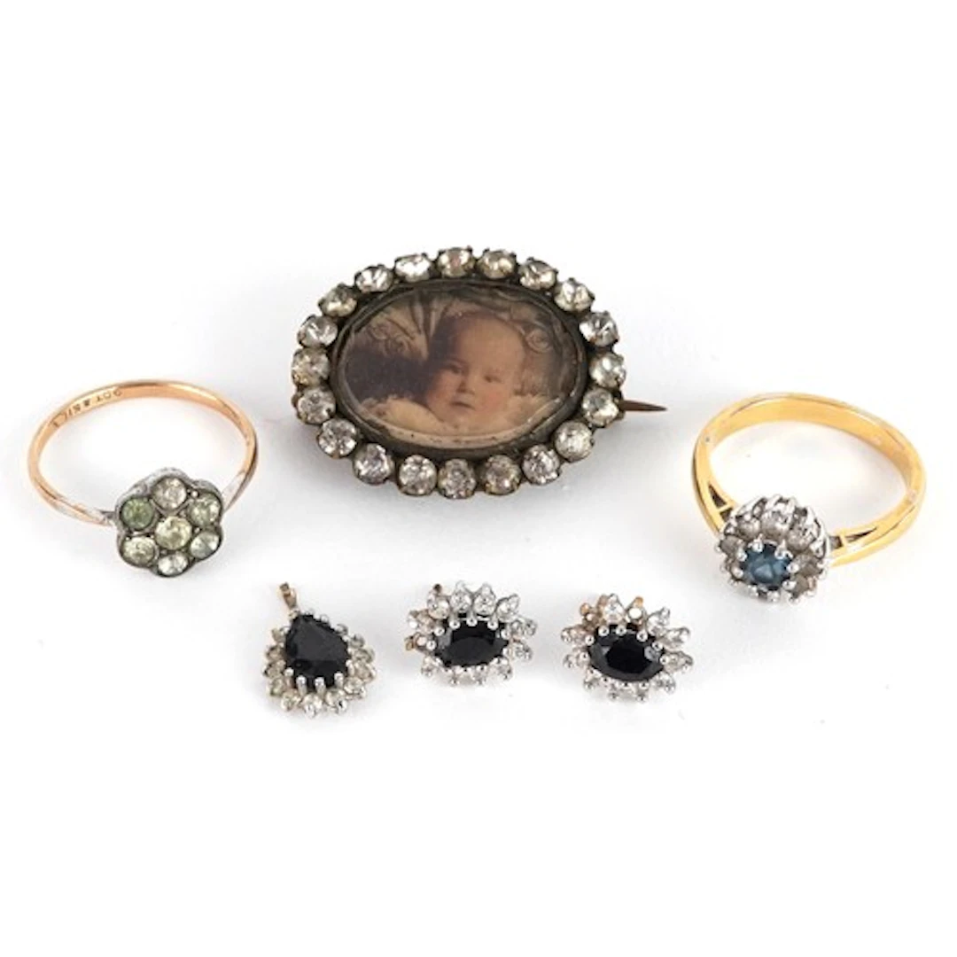Antique and later jewellery including a Victorian paste set ...