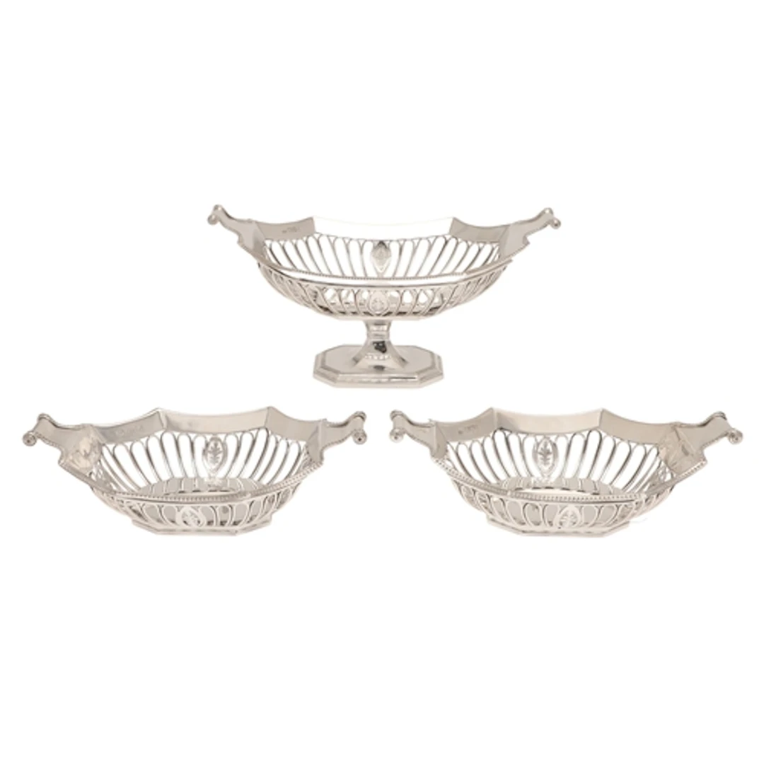 AN EDWARDIAN SILVER TABLE GARNITURE. The centre dish with wi...