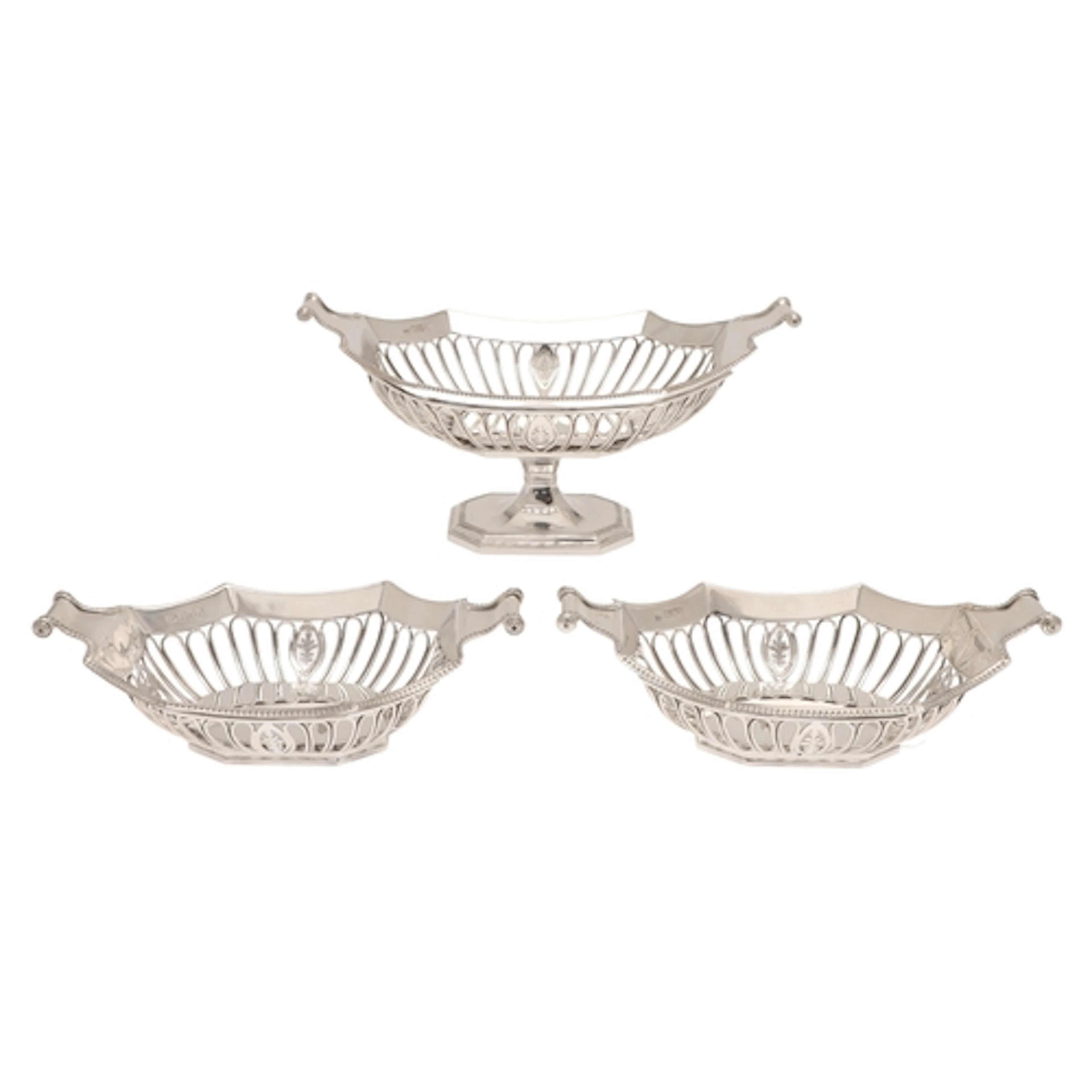AN EDWARDIAN SILVER TABLE GARNITURE. The centre dish with wi...