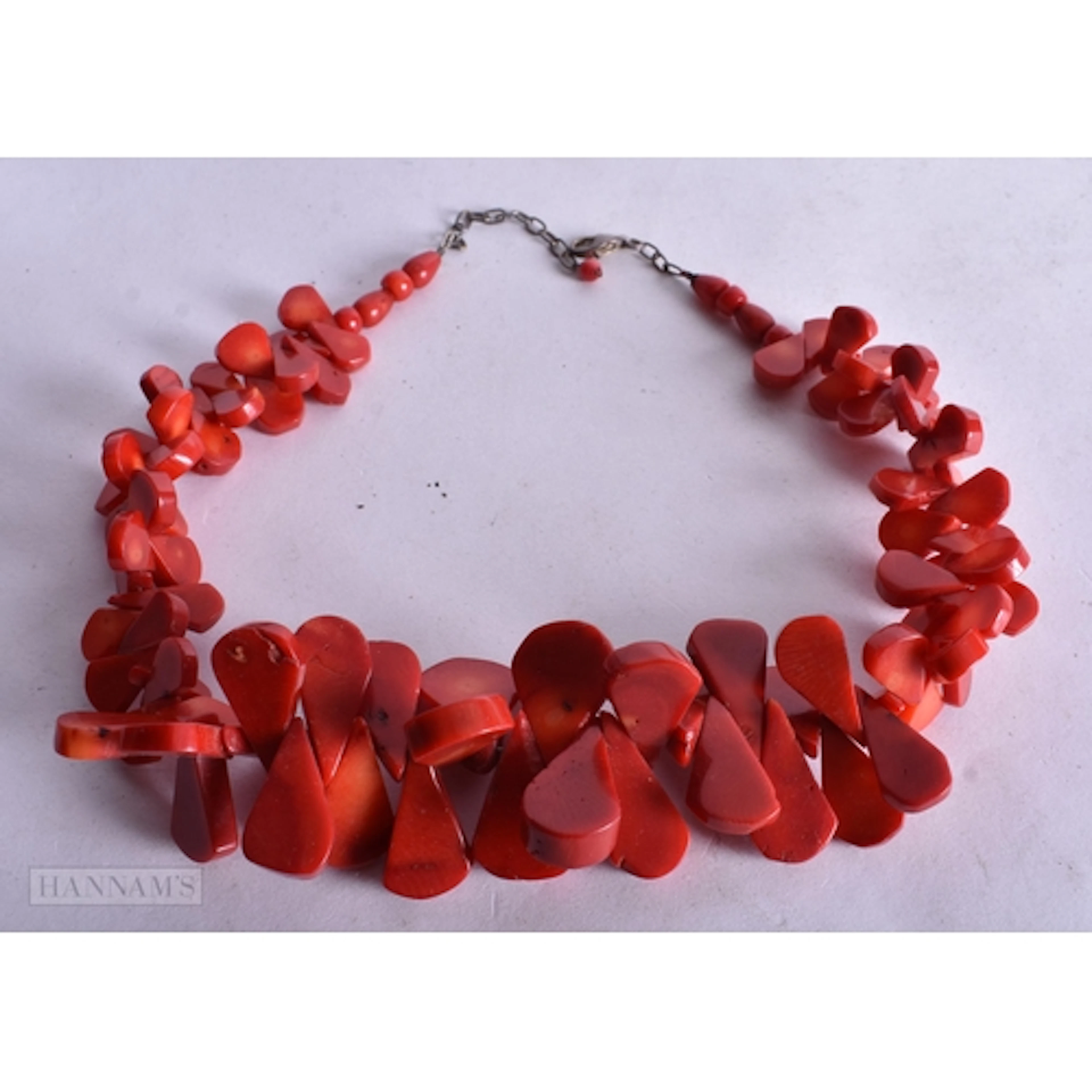 A CORAL NECKLACE. 45 cm
