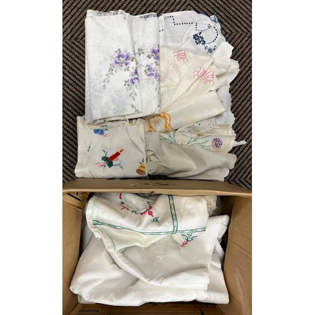 Assorted table linen, lace, tablecloths etc.