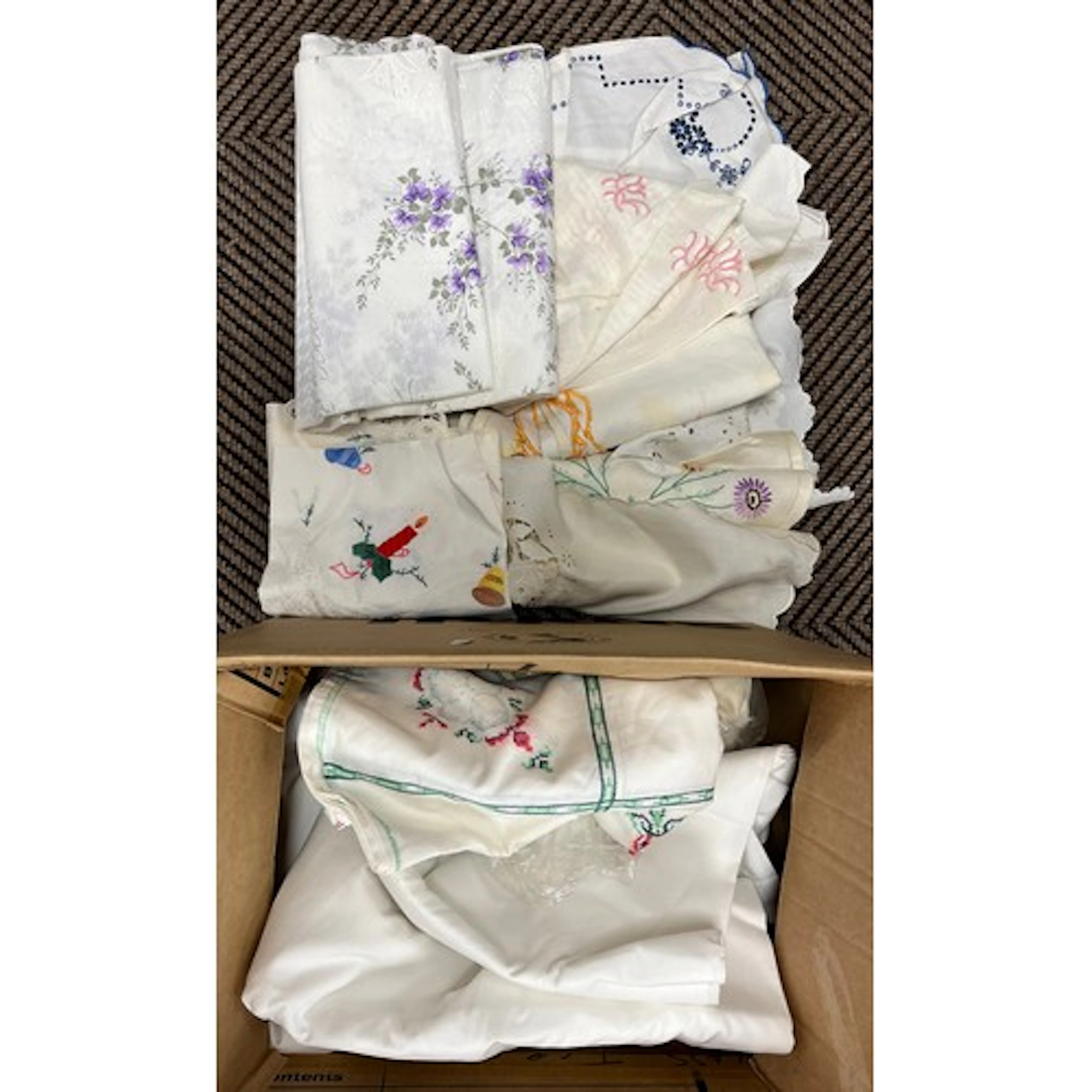 Assorted table linen, lace, tablecloths etc.