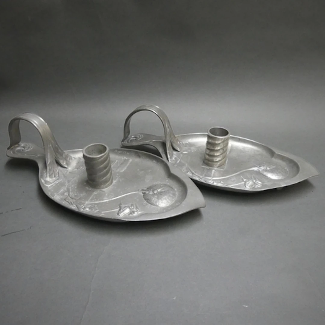 KAYSERZINN - A pair of Art Nouveau pewter chamber sticks, de...