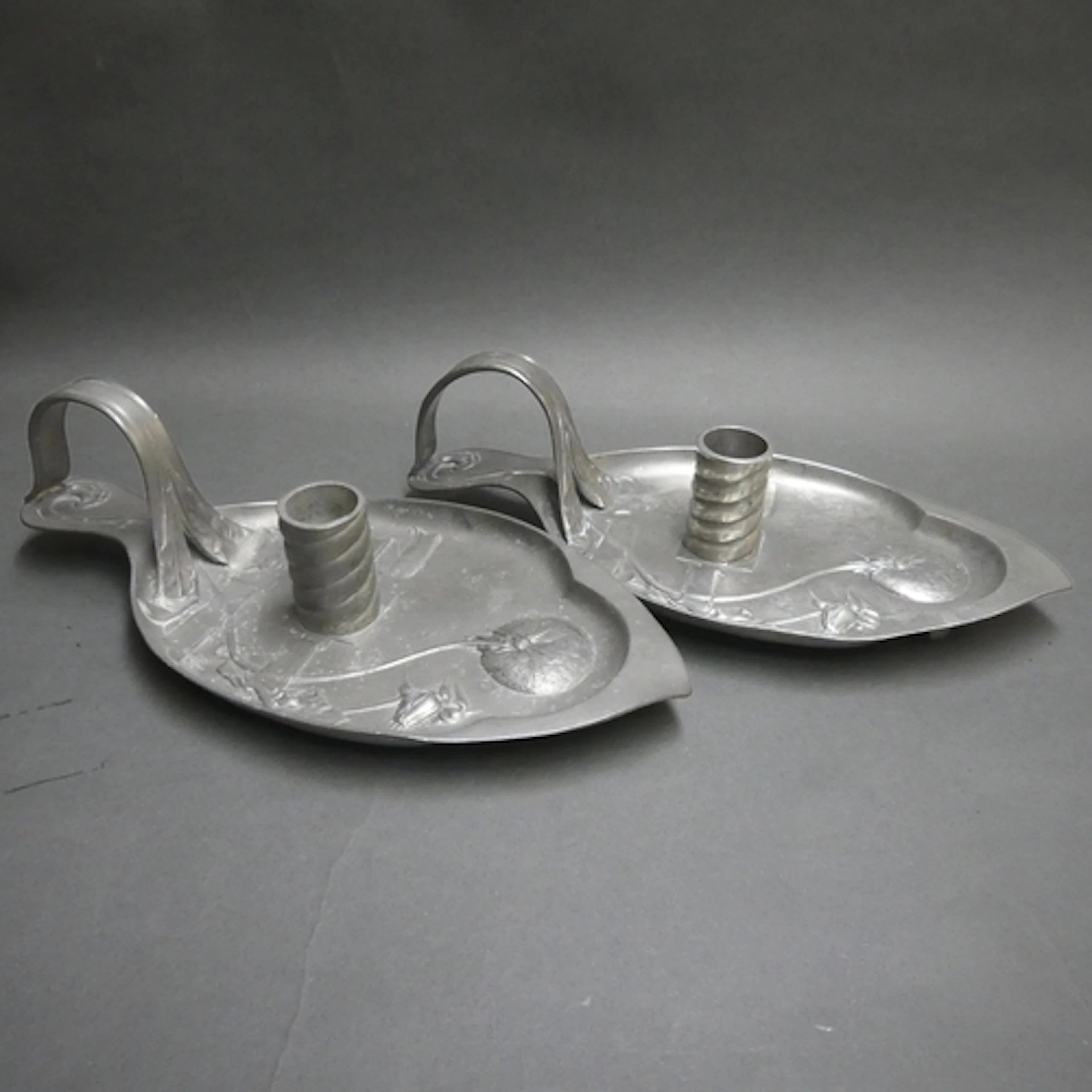 KAYSERZINN - A pair of Art Nouveau pewter chamber sticks, de...