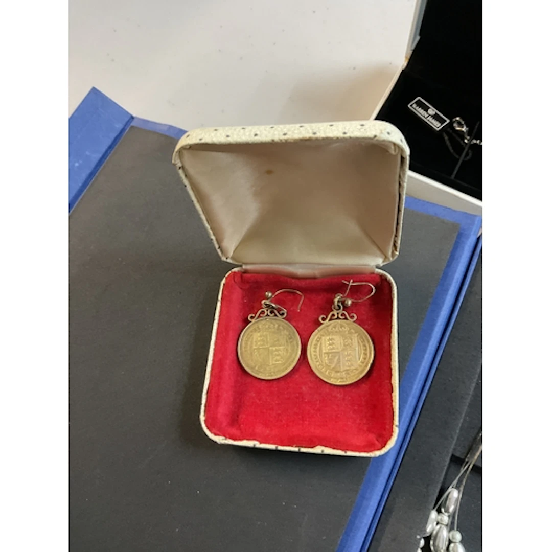 Qty cased dress jewellery and gilt Victorian coin earrings.